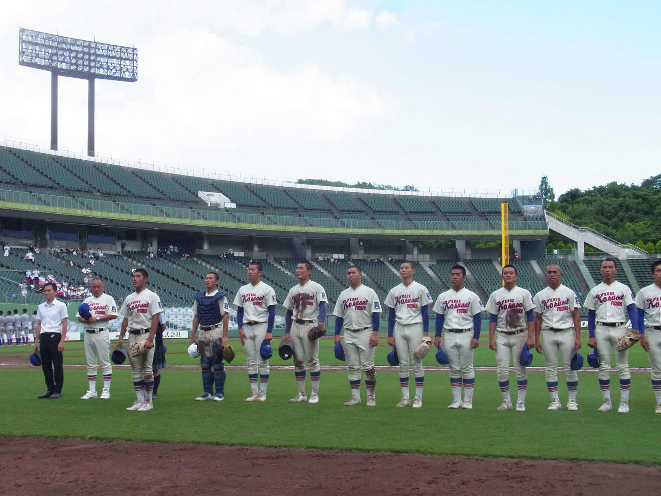 この日も2イニングを完璧に抑え、今夏の兵庫大会での連続無失点イニングを15に伸ばした神戸国際大付・津嘉山（左から7人目）