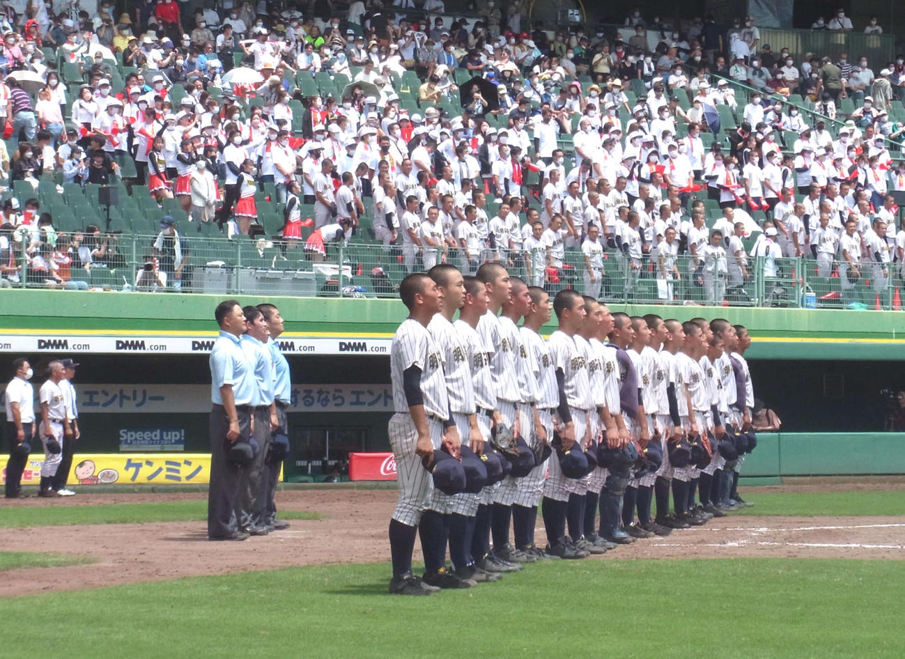 報徳学園を延長戦で破り、校歌を歌う明石商ナイン（撮影・堀まどか）
