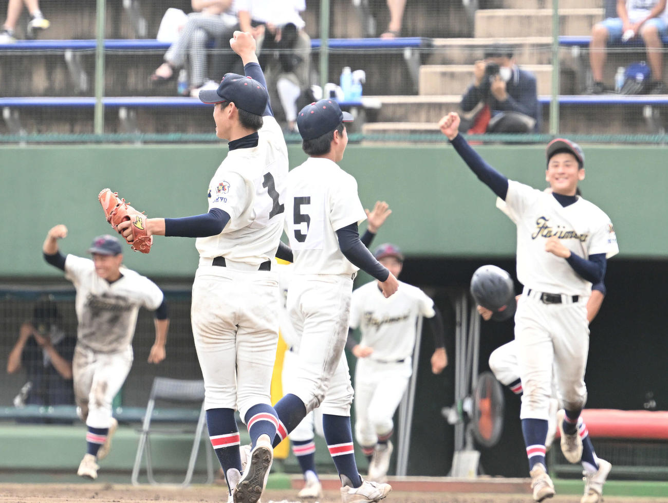 富士森対駒大高　試合に勝利し喜ぶ富士森・甲斐（手前）らの選手たち（撮影・滝沢徹郎）