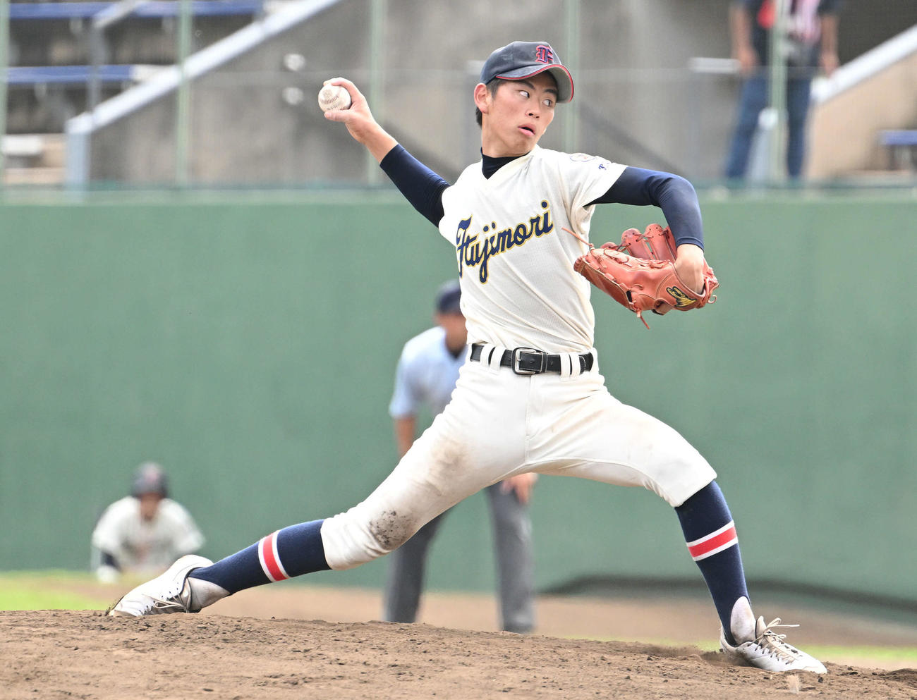 富士森対駒大高　富士森2番手で投球する甲斐（撮影・滝沢徹郎）