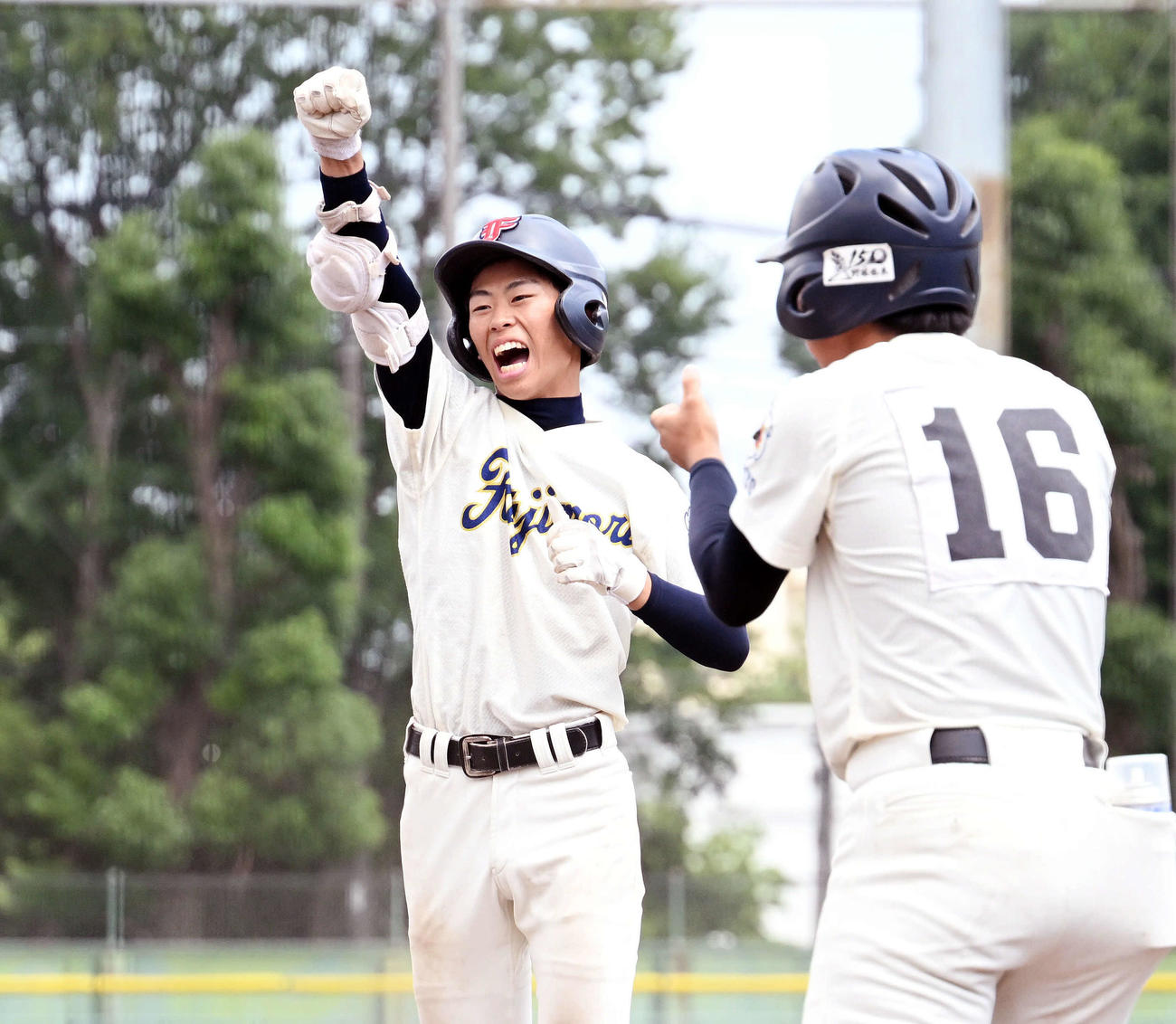 富士森対駒大高　6回表富士森2死一、二塁、甲斐（左）は右前適時打を放ちガッツポーズする（撮影・滝沢徹郎）