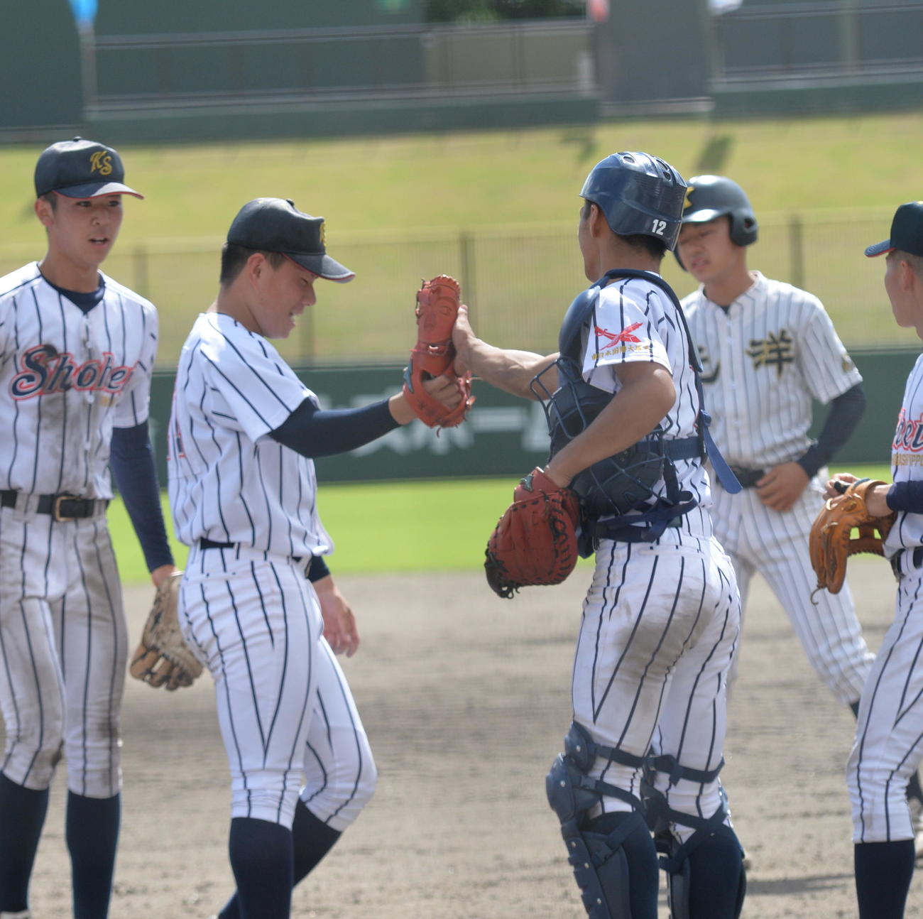 完封勝利を挙げた東日本国際大昌平・前田（左）は、捕手・会川とハイタッチ