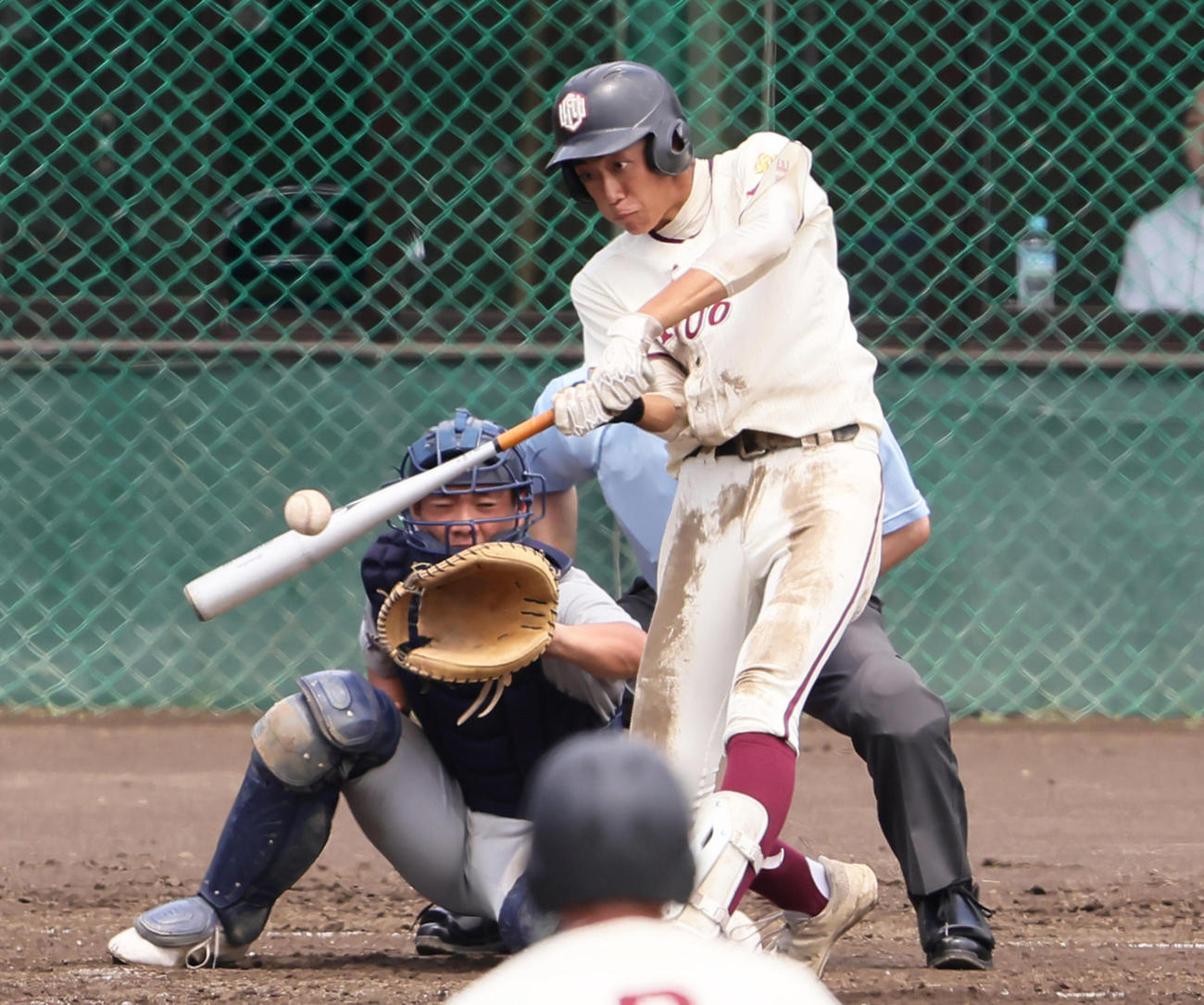 盛岡中央対花巻東　7回表盛岡中央1死二塁、三上は適時二塁打を放つ（撮影・足立雅史）