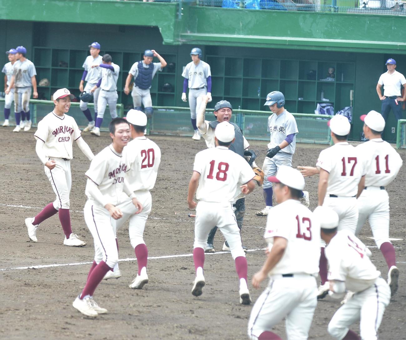 試合に勝利し、笑顔を見せる盛岡中央ナイン。左端は完投勝ちした斎藤