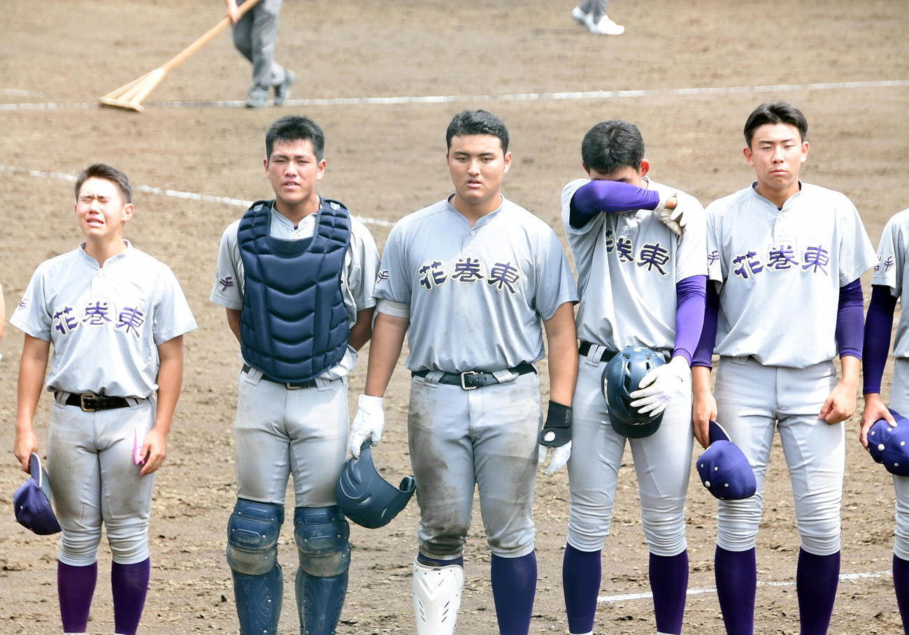 応援席にあいさつをする佐々木麟太郎（左から3人目）、田代主将（同2人目）ら花巻東ナイン（撮影・山田愛斗）