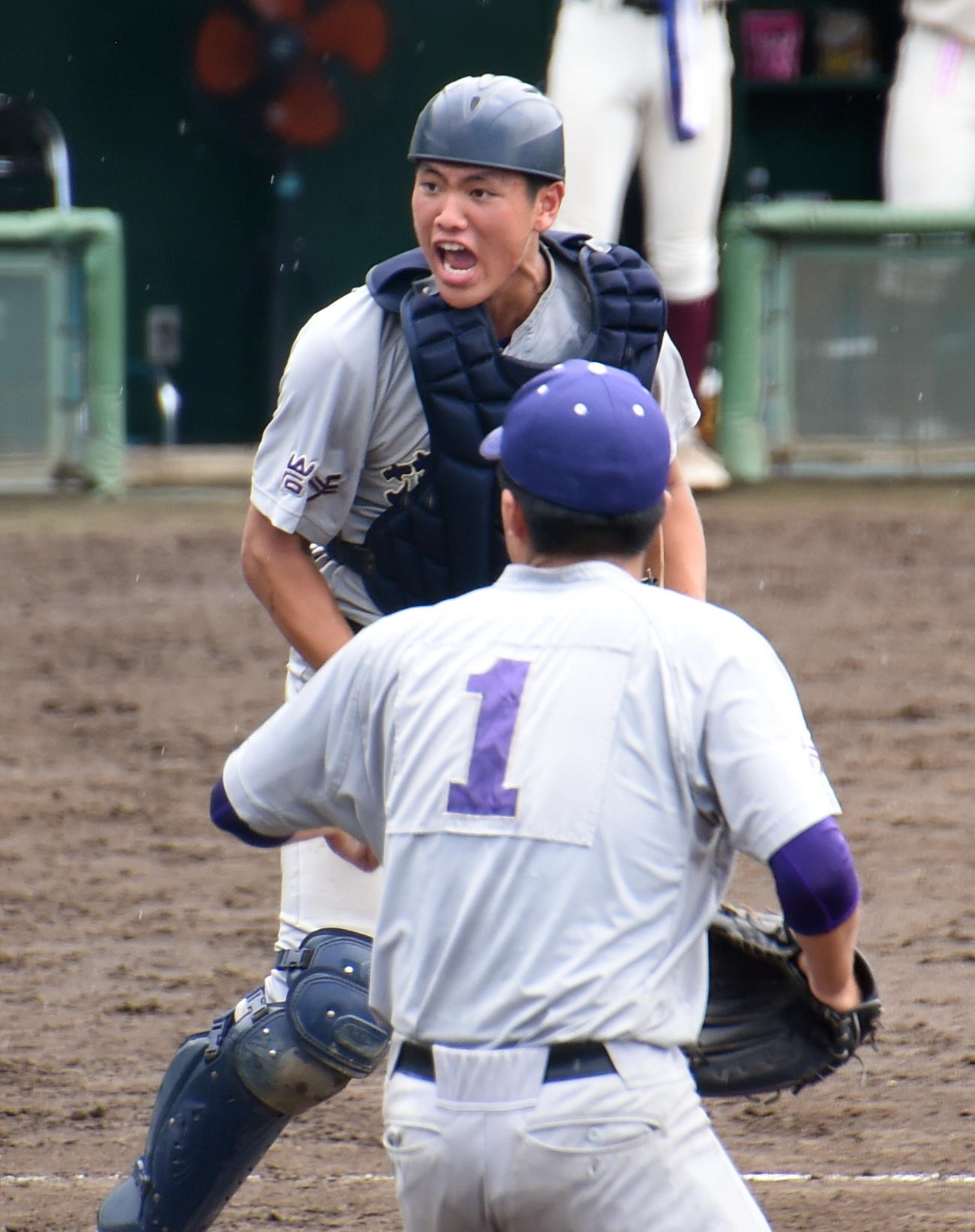 花巻東対盛岡中央　6回表盛岡中央2死二塁、右翼手の好返球で二塁走者を本塁タッチアウトにして雄たけびを上げる花巻東・田代（撮影・山田愛斗）