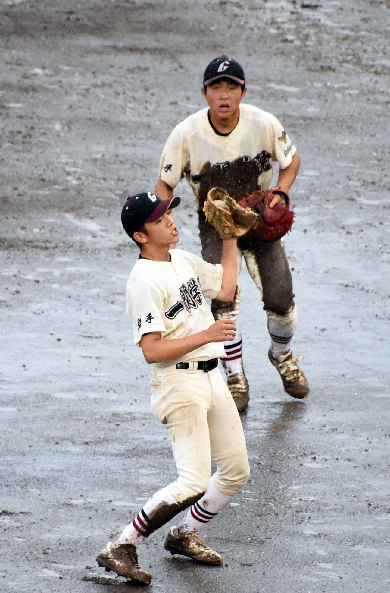 7回、雨でぬかるむグラウンドで投飛に打ち取る一関学院・小野涼