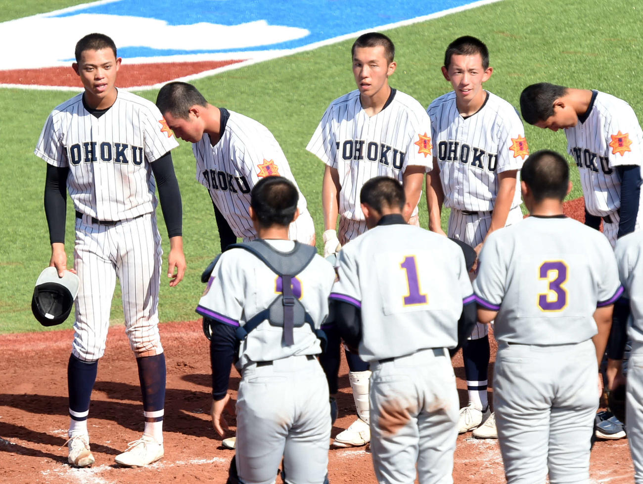 試合後、聖和学園ナインに声をかける東北・伊藤（左）