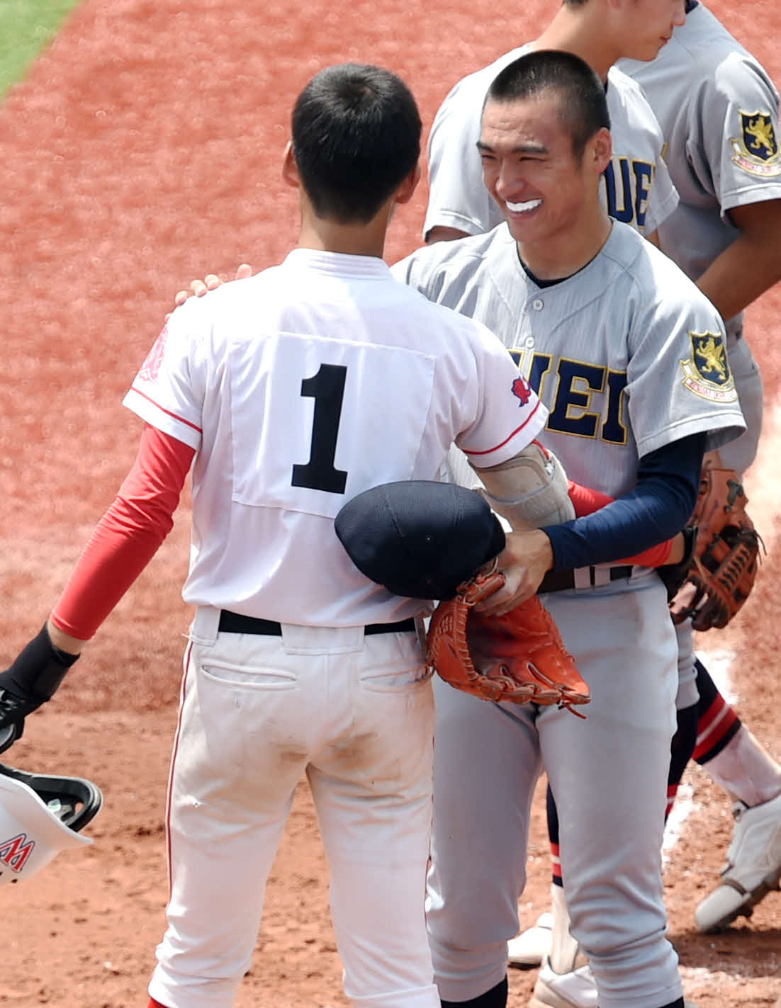 試合後、日本ウェルネス宮城・早坂（左）と笑顔で話す仙台育英・古川