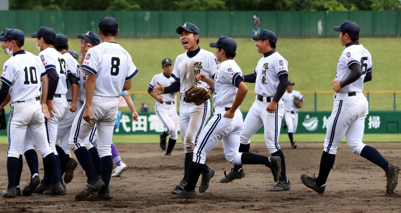 旭川東対滝川西　53年ぶりの決勝進出を決め喜ぶ丹代（中央）ら旭川東の選手たち（撮影・永野高輔）