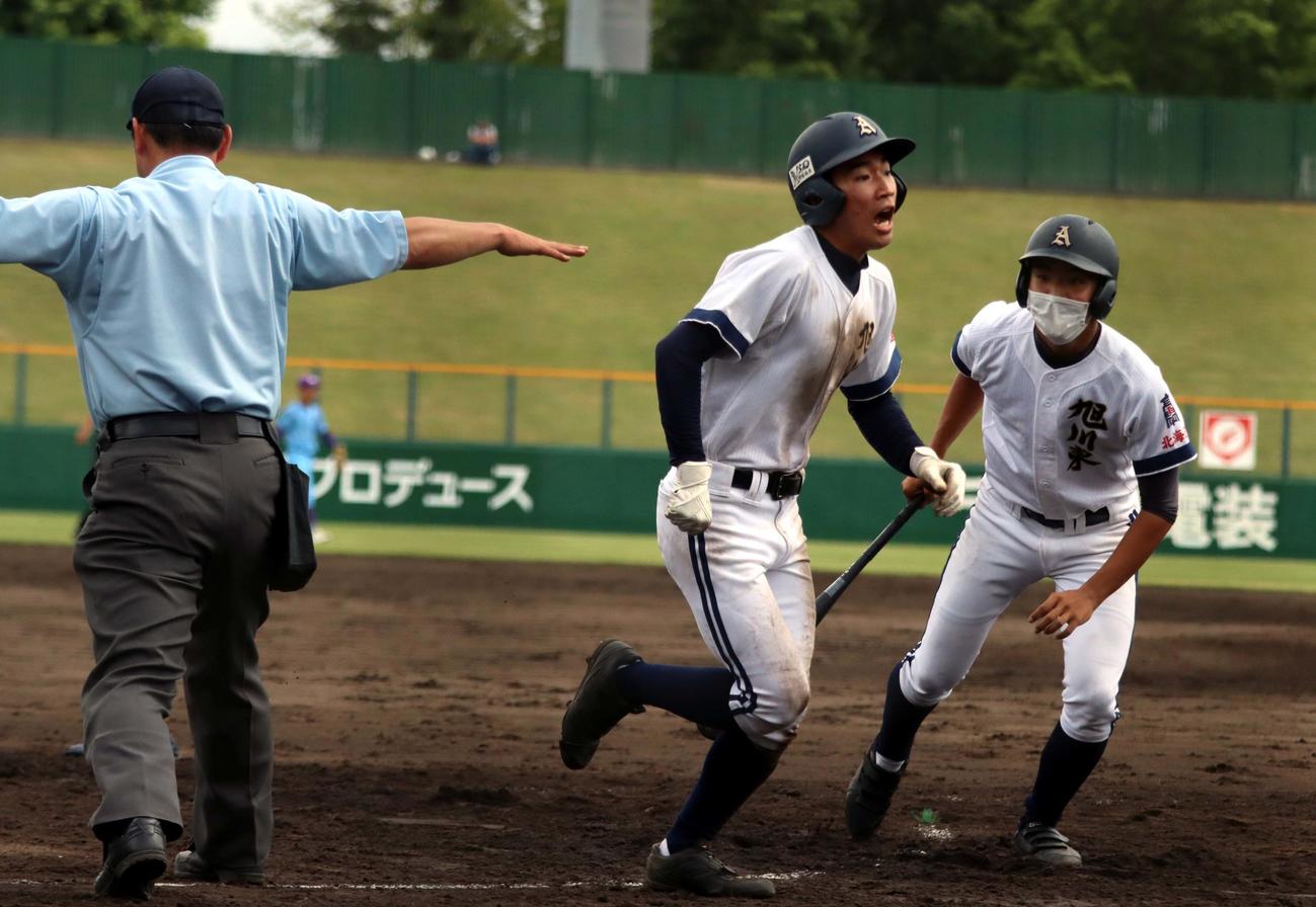 旭川東対滝川西　5回1死三塁、神原京の左犠飛で生還し雄たけびを上げる丹代（中央）（撮影・永野高輔）