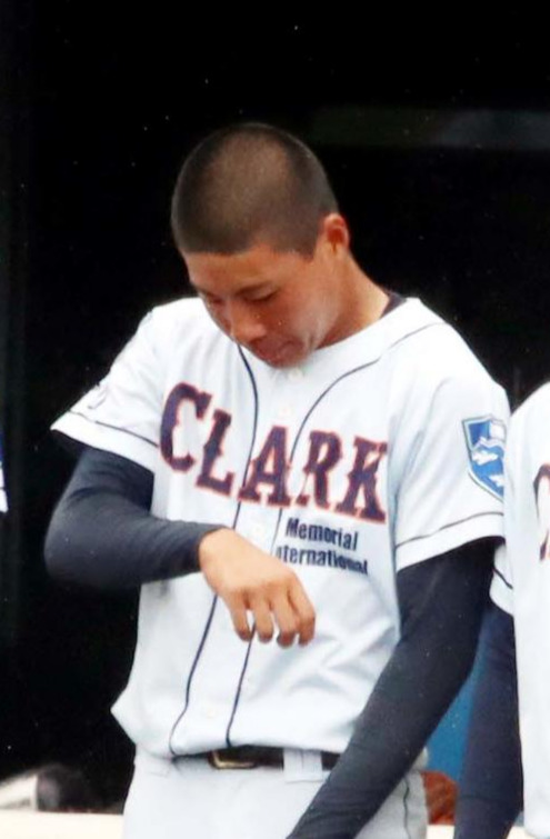 旭川大高対クラーク　準決勝で敗れ涙をぬぐうクラーク山中（撮影・永野高輔）