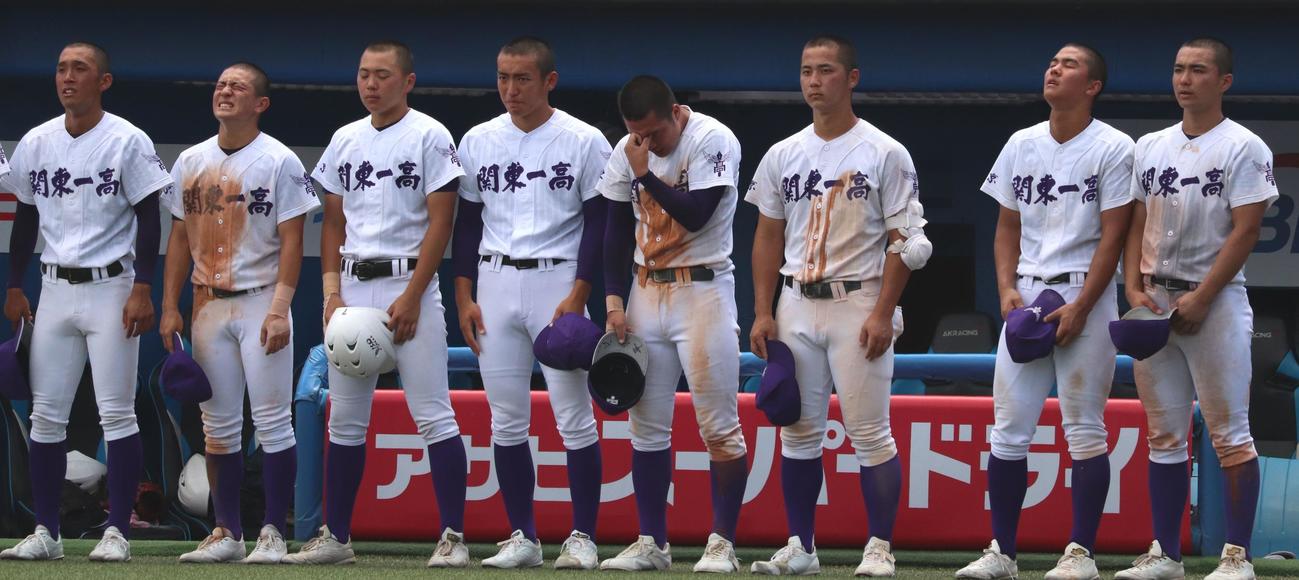 城東対関東第一　準々決勝で敗退となり、相手の校歌を聞く関東第一・井坪（右から3人目）ら（撮影・保坂恭子）