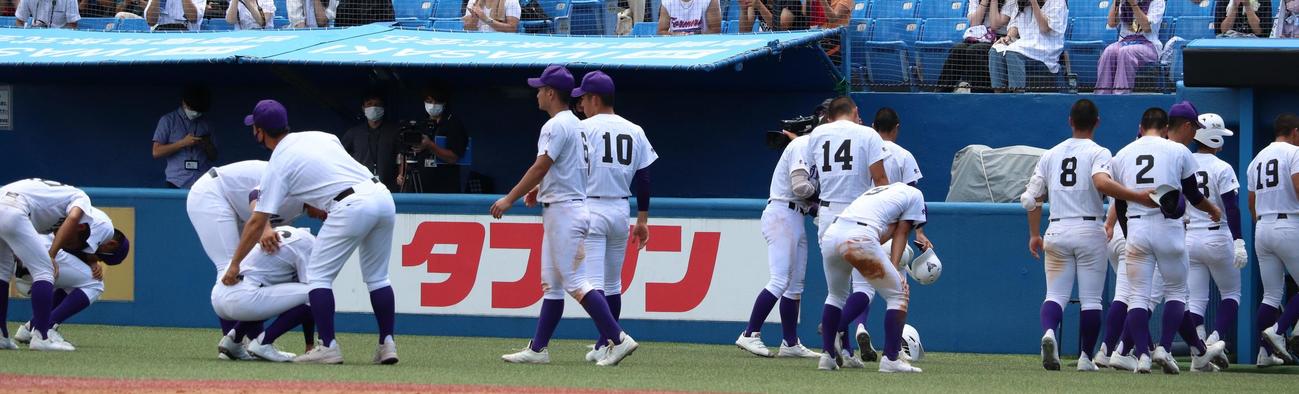 城東対関東第一　スタンドにあいさつした後、泣き崩れる関東第一の選手たち（撮影・保坂恭子）