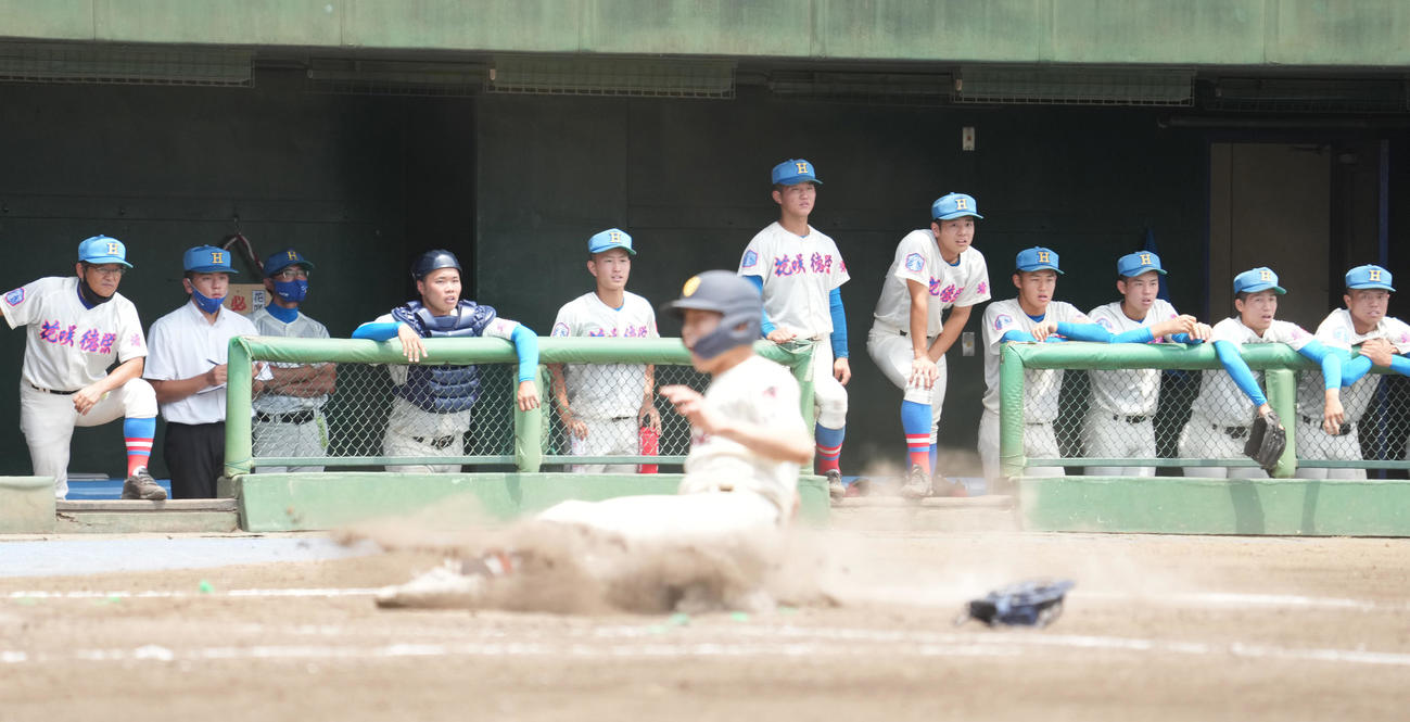 花咲徳栄対浦和学院　8回裏浦和学院1死二、三塁、金田の適時打で生還する走者を前に肩を落とす花咲徳栄ナイン（撮影・菅敏）