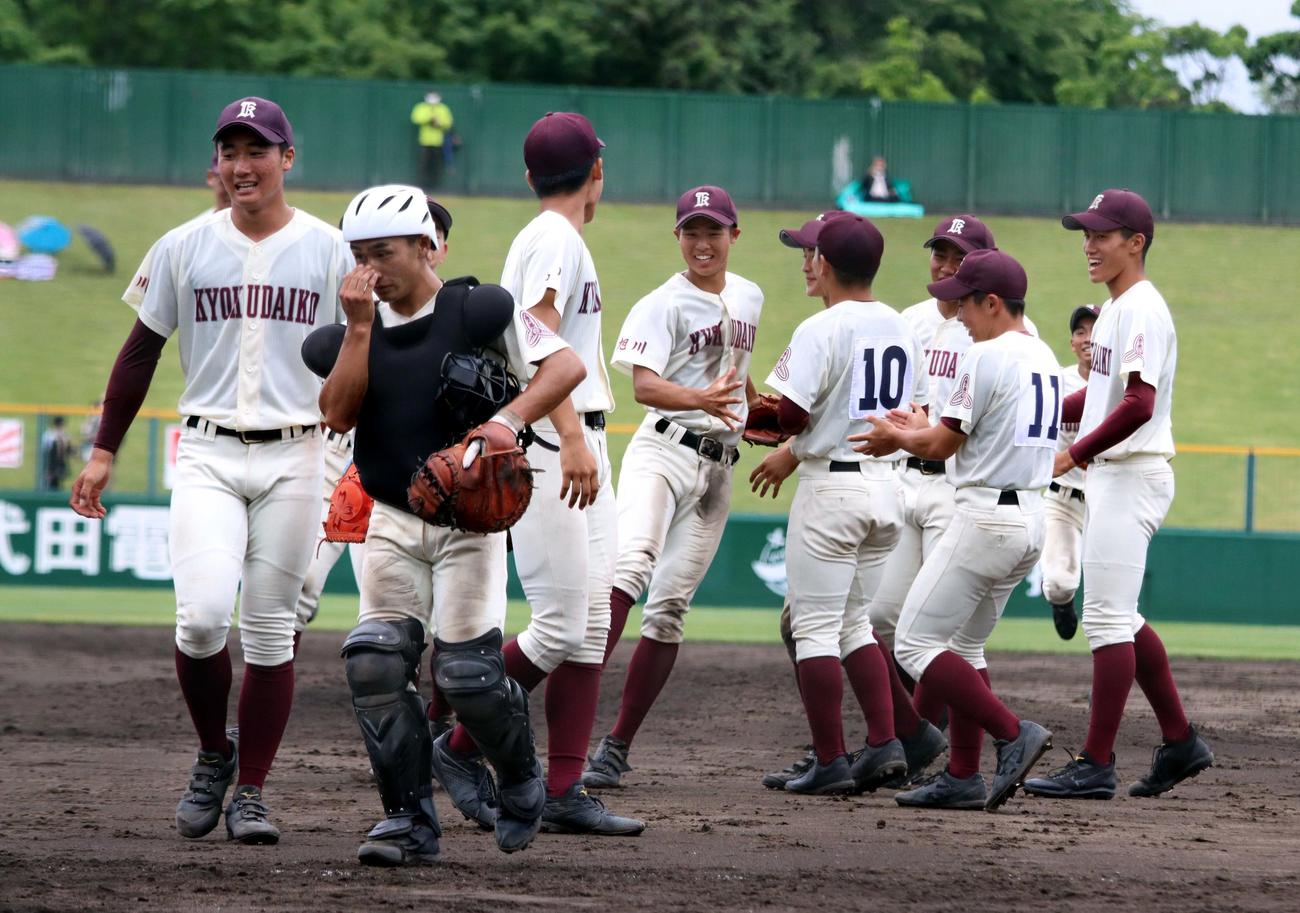 旭川大高対旭川東　3年ぶりの優勝を決め喜ぶ旭川大高の選手たち（撮影・永野高輔）