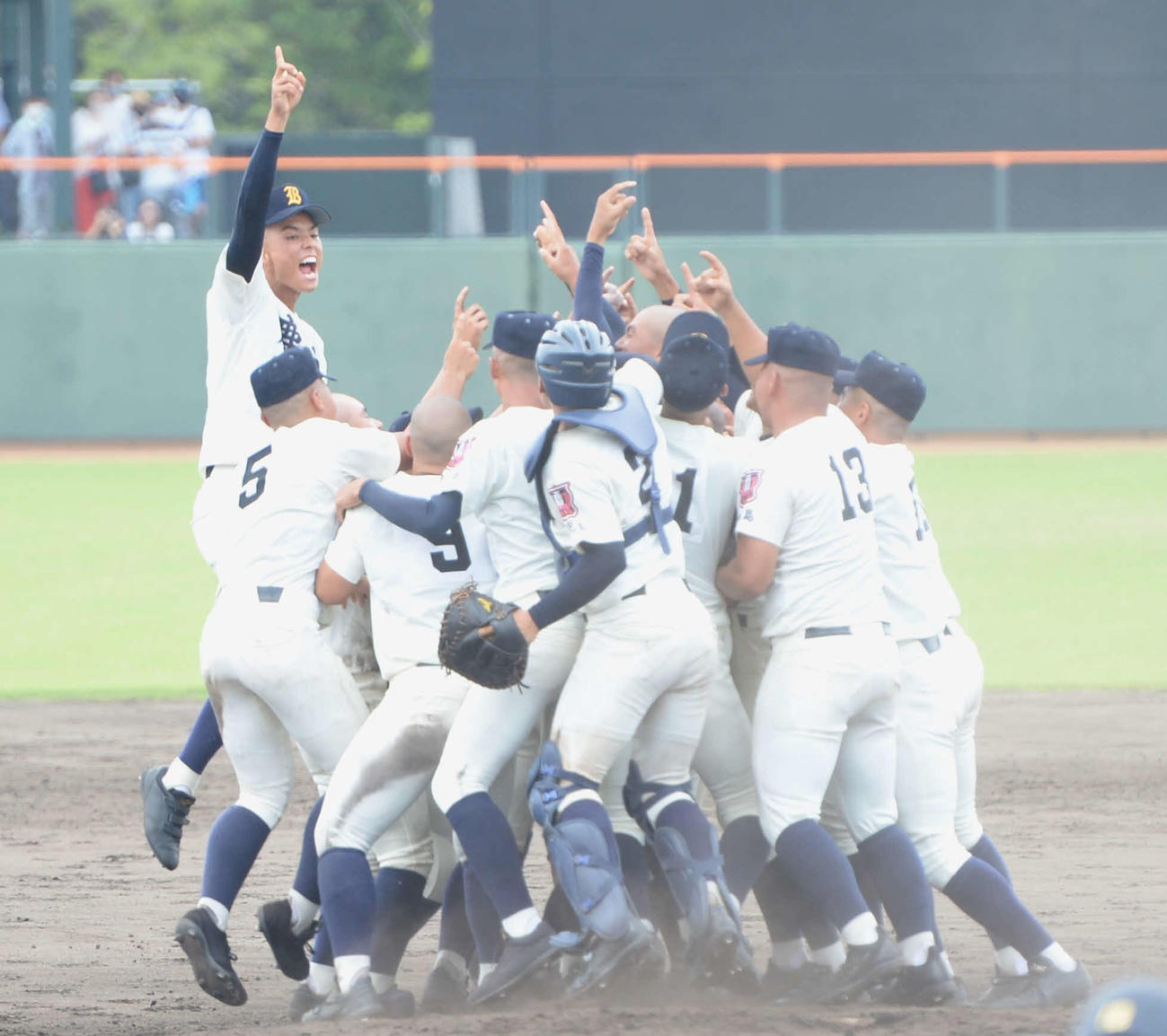 甲子園出場を決め、歓喜に沸く鹿児島実ナイン（撮影・只松憲）