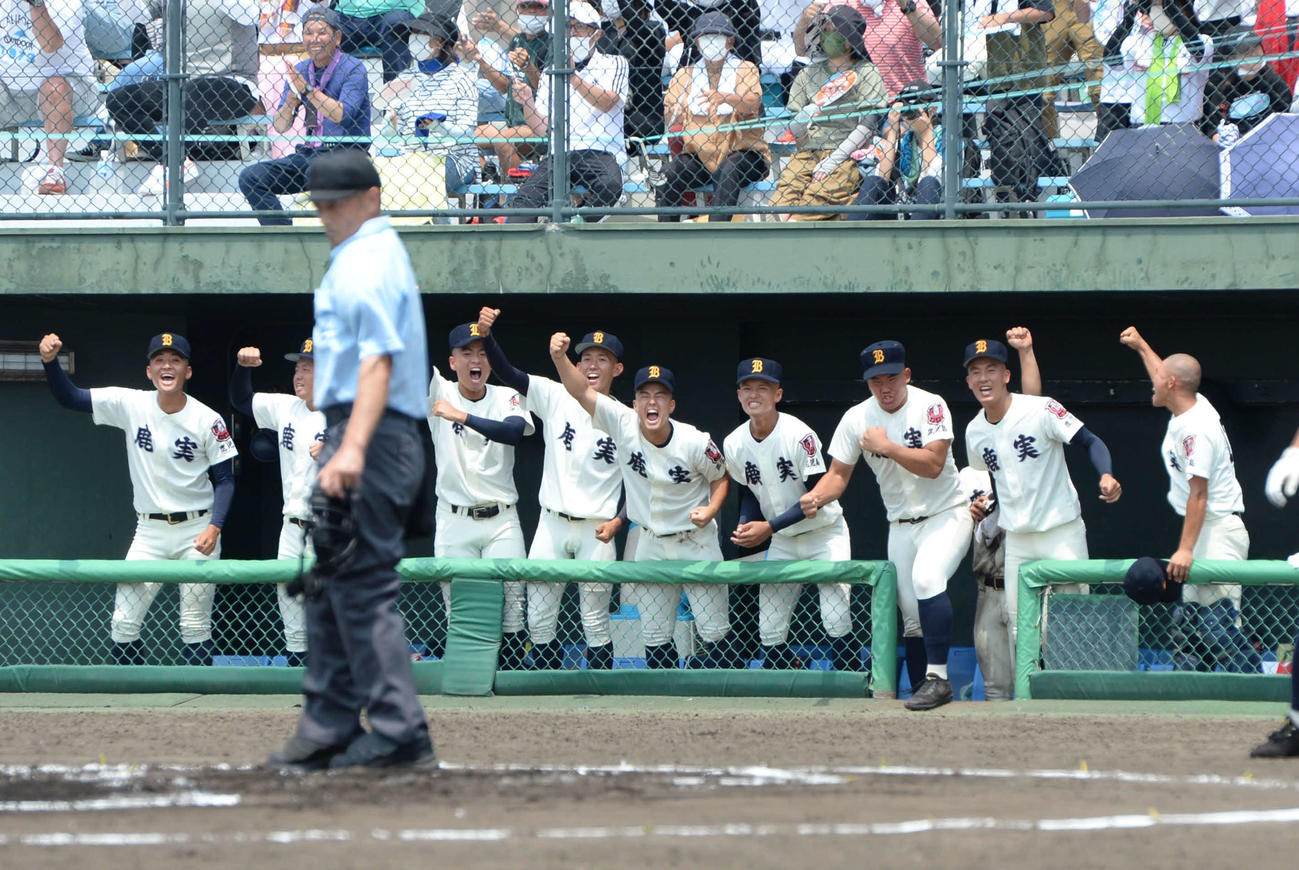 鹿児島実対大島　6回表に先制し、歓喜する鹿児島実ナイン（撮影・只松憲）