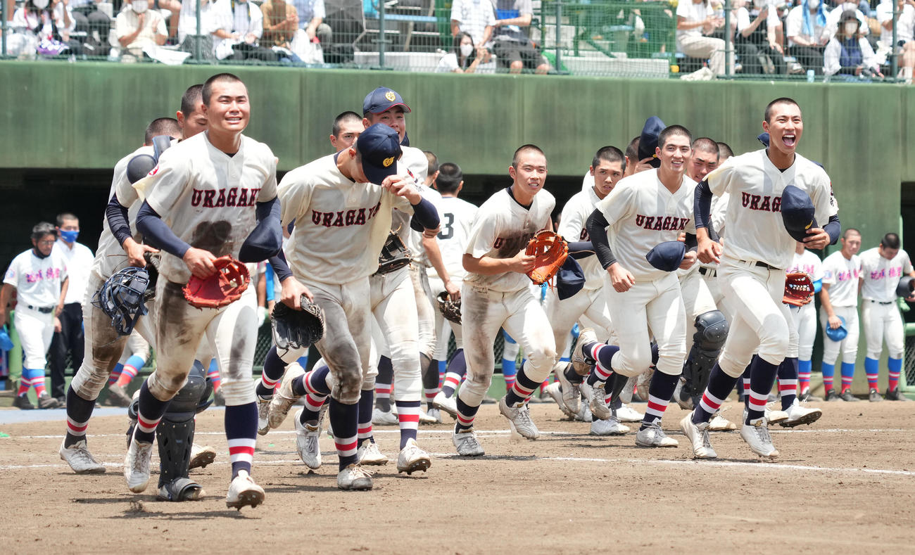 準決勝で花咲徳栄を破り、笑顔でスタンドに駆け寄る浦和学院ナイン（撮影・菅敏）