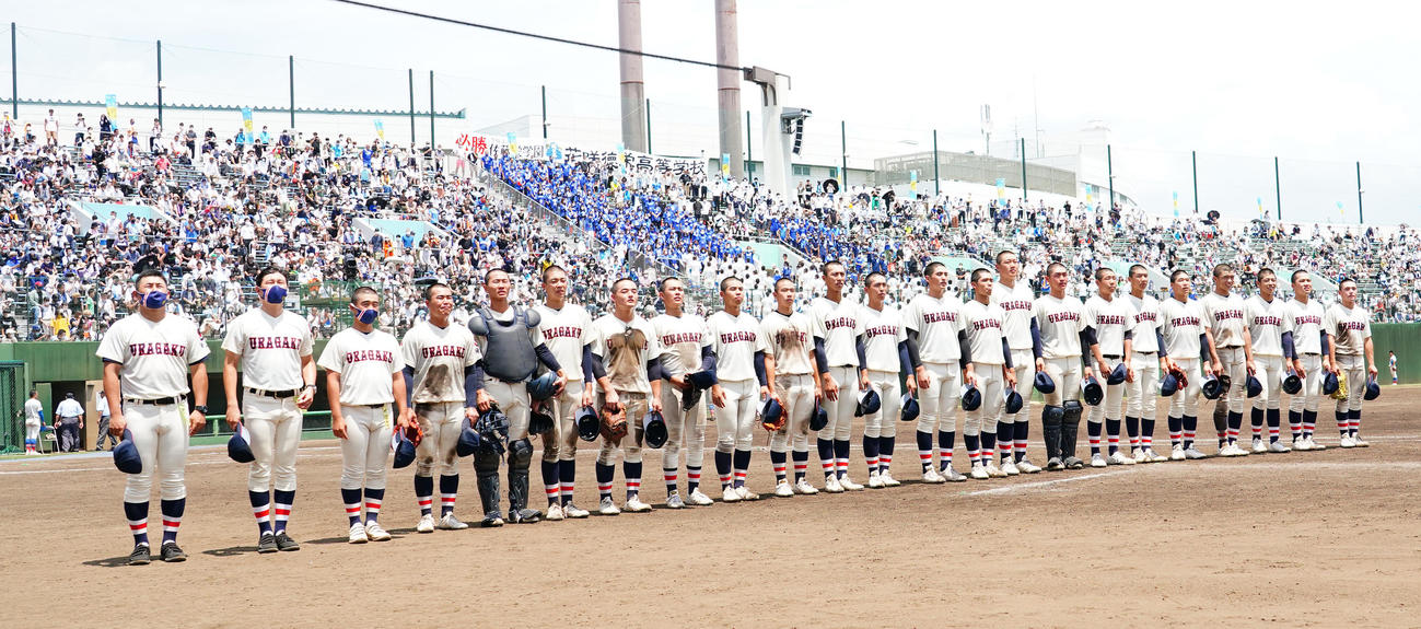 準決勝で花咲徳栄を破り、スタンドの関係者にあいさつする浦和学院ナイン（撮影・菅敏）