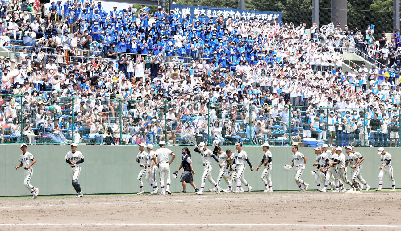 国学院栃木対宇都宮南　スタンドの応援席から厚い拍手を受ける宇都宮南（撮影・宮地輝）