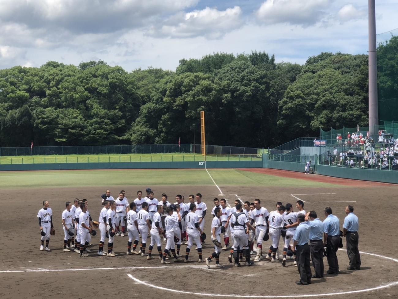 延長を戦い終えた生駒（手前）と橿原の選手は抱き合う（撮影・益子浩一）