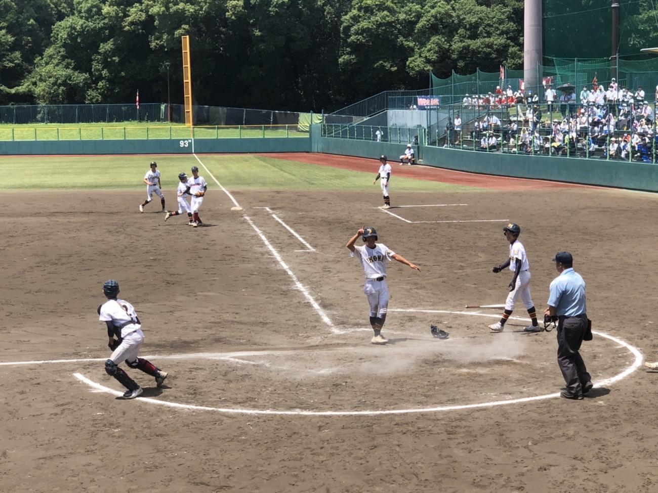 延長10回、決勝のホームを踏んでガッツポーズをする生駒の熊田颯馬主将（撮影・益子浩一）