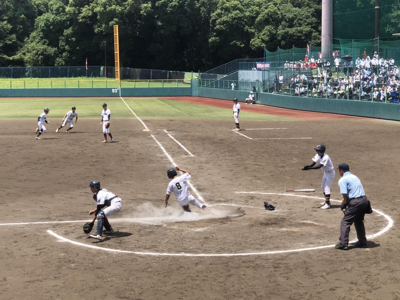 延長10回、決勝のホームを踏む生駒の熊田颯馬主将（撮影・益子浩一）
