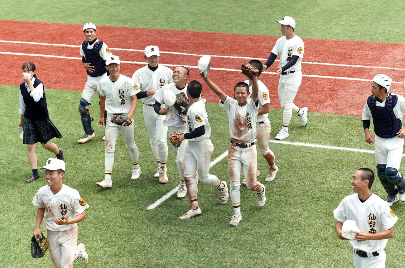 名取北対仙台南　創部初の4強入りを喜ぶ仙台南ナイン（撮影・相沢孔志）