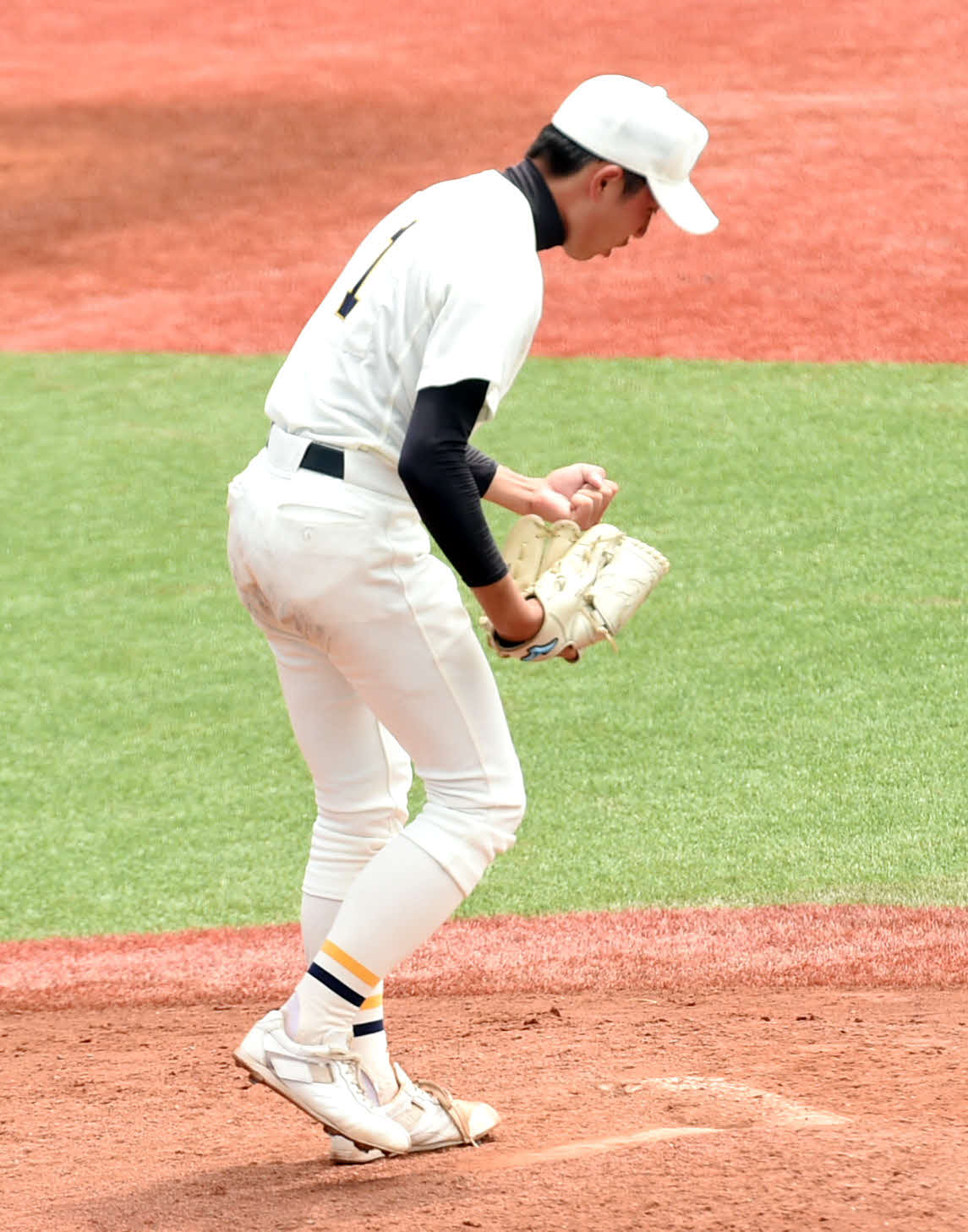 名取北対仙台南　4強入りを決め、マウンドでガッツポーズを見せる仙台南・中川（撮影・相沢孔志）