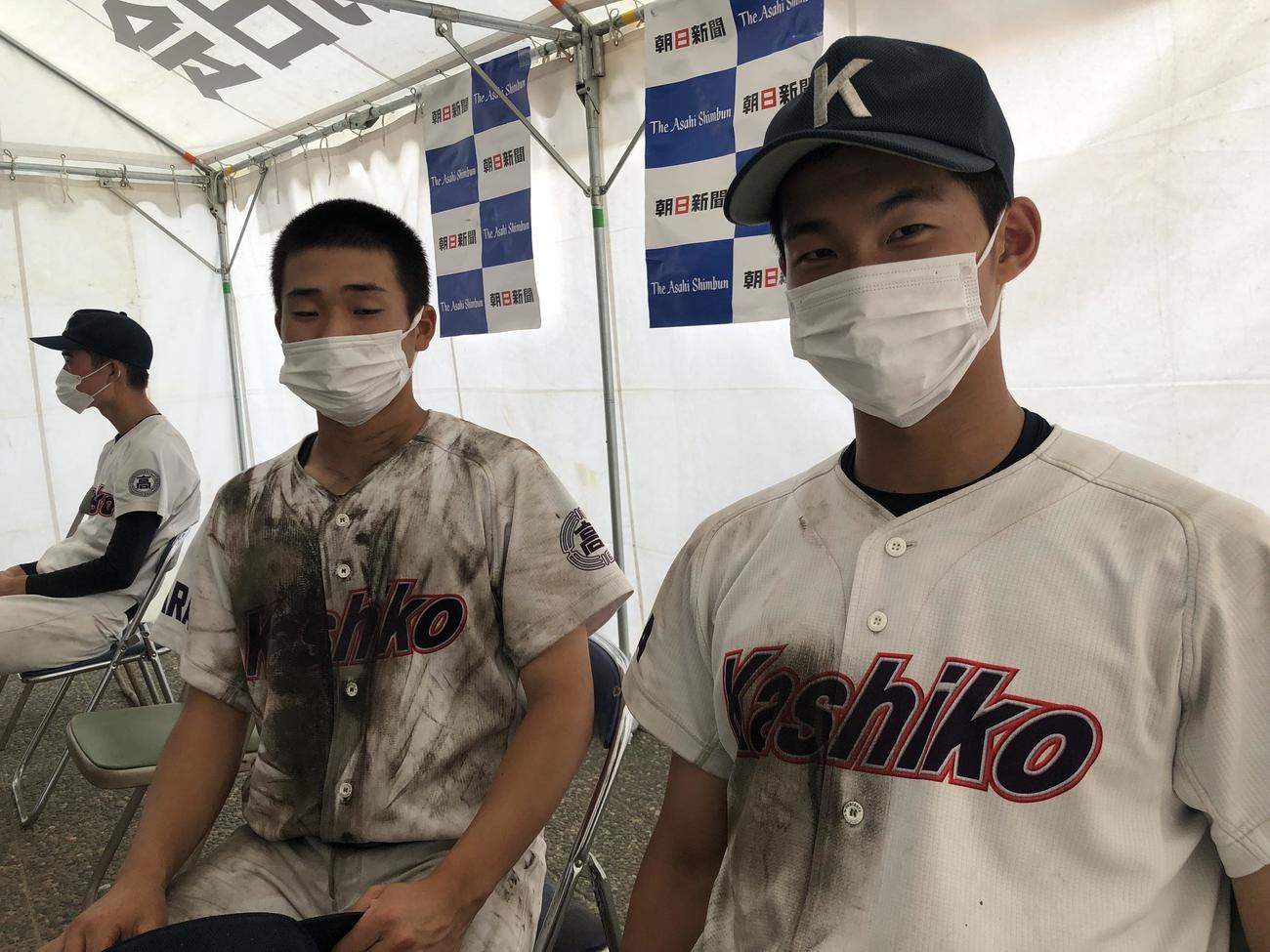 取材に応じる橿原の東膳奏輝内野手（左）と大牟田海斗主将（撮影・益子浩一）