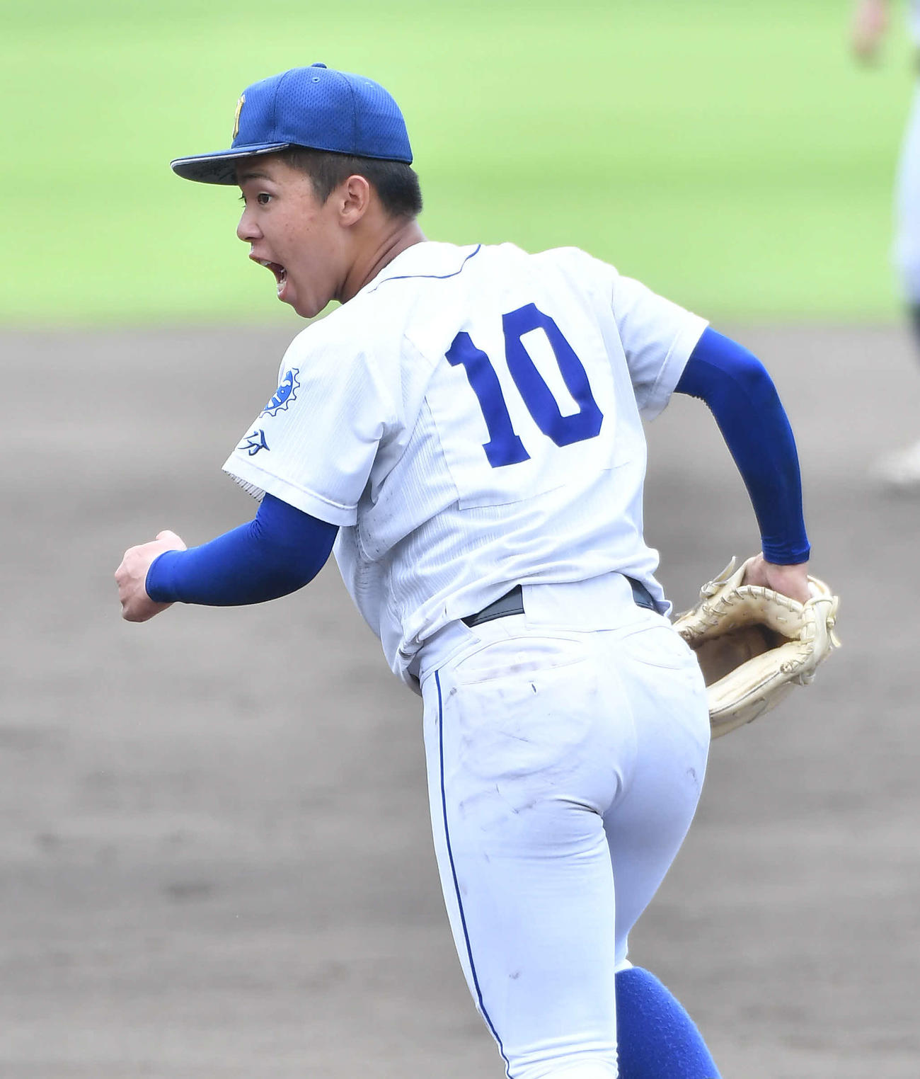 大分舞鶴対明豊　4回表大分舞鶴2死一塁、甲斐を見逃し三振に抑え、雄たけびを上げる明豊坂本（撮影・岩下翔太）