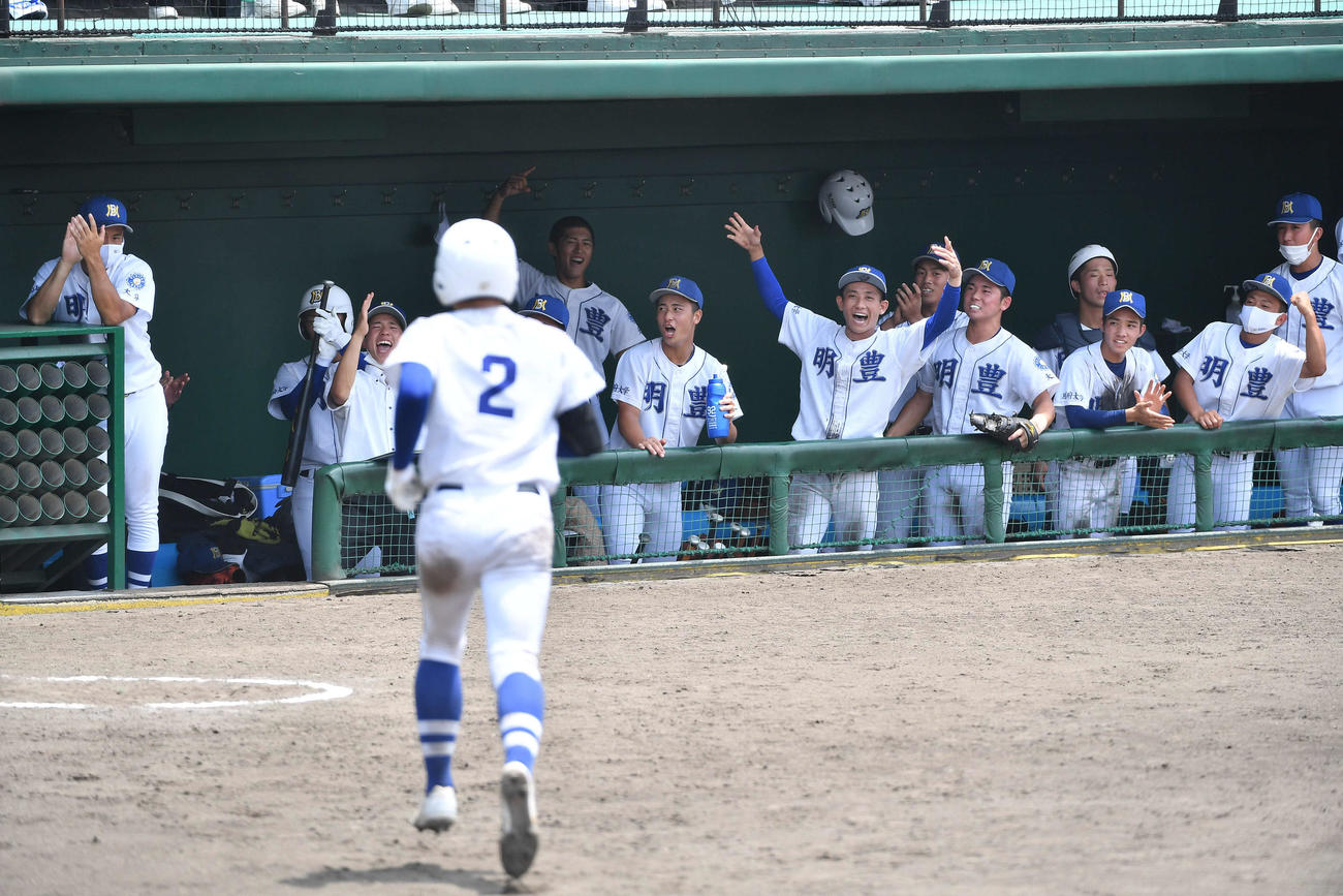大分舞鶴対明豊　6回裏明豊2死、右越え本塁打を放った鈴木（背番号2）を笑顔で迎える明豊ナイン（撮影・岩下翔太）
