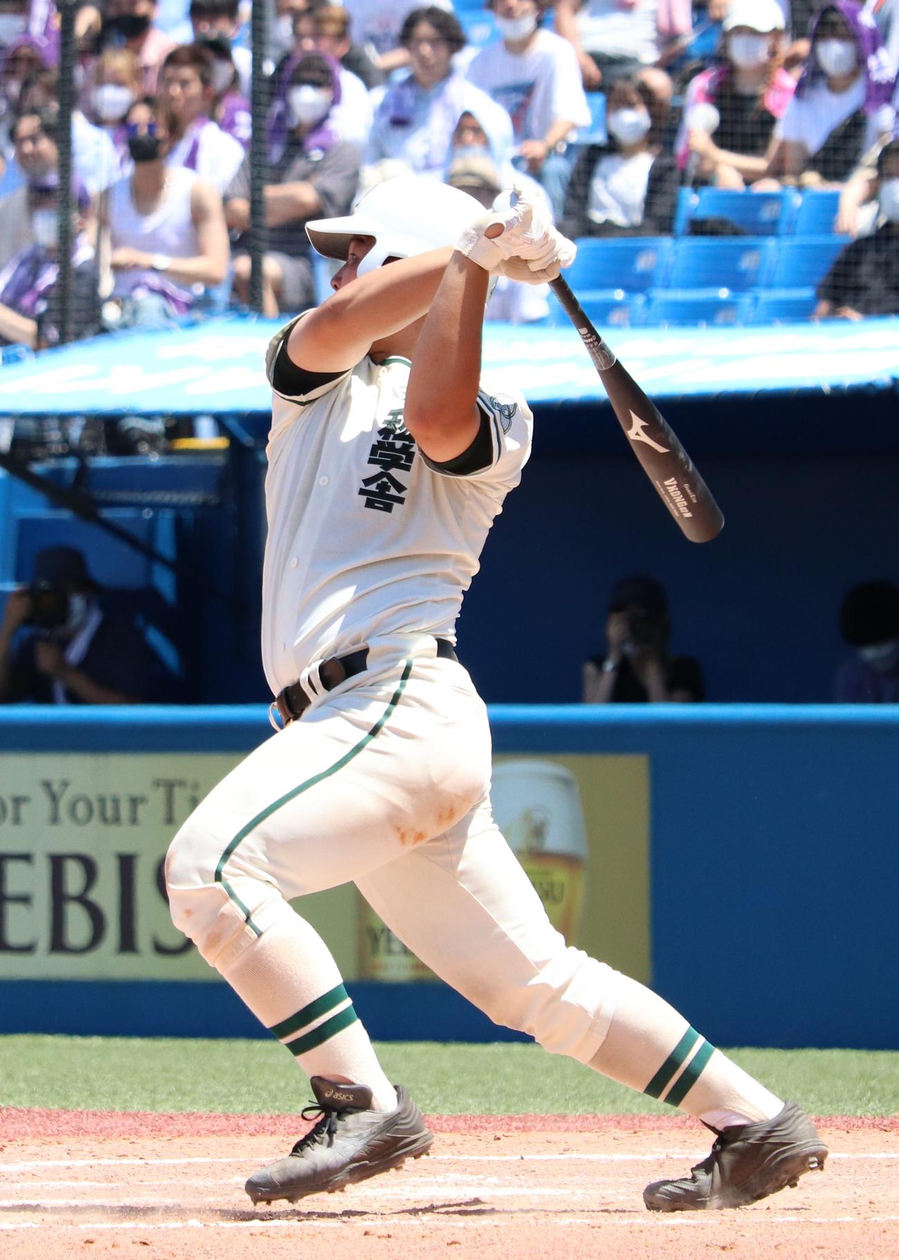 二松学舎大付対文京　3回表二松学舎大付無死二、三塁で適時二塁打を放つ片井（撮影・保坂恭子）