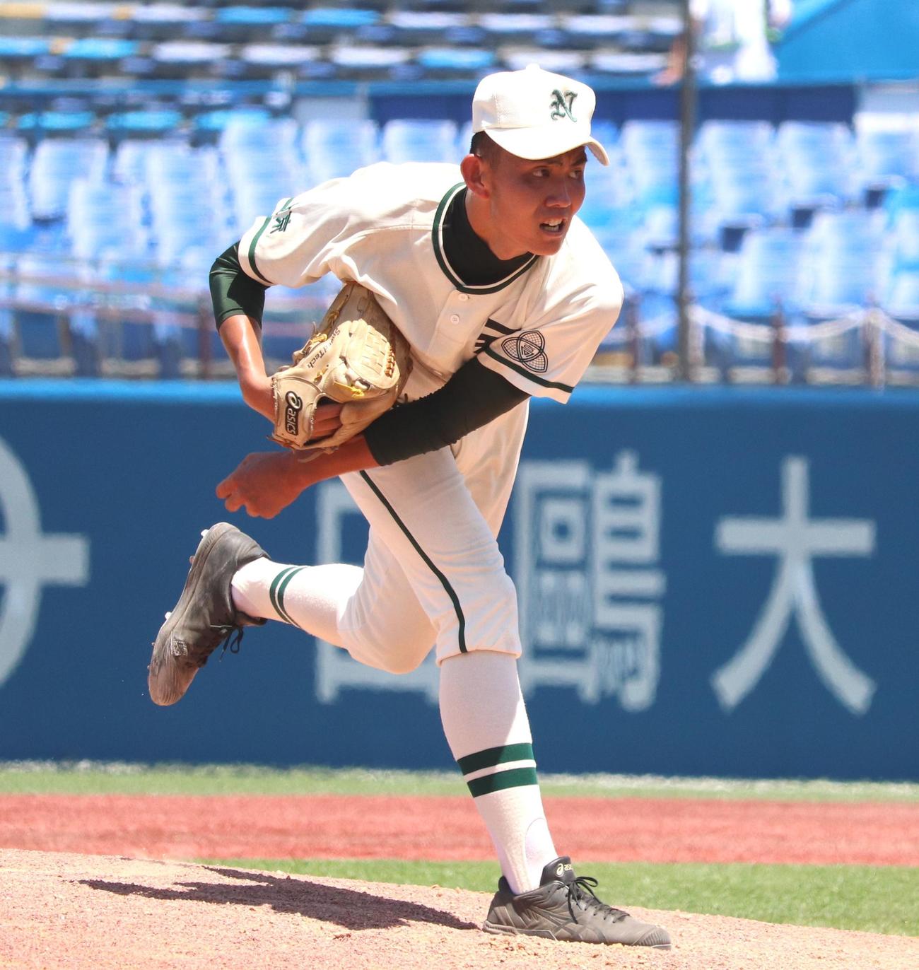 二松学舎大付対文京　先発し力投する二松学舎大付・辻（撮影・保坂恭子）