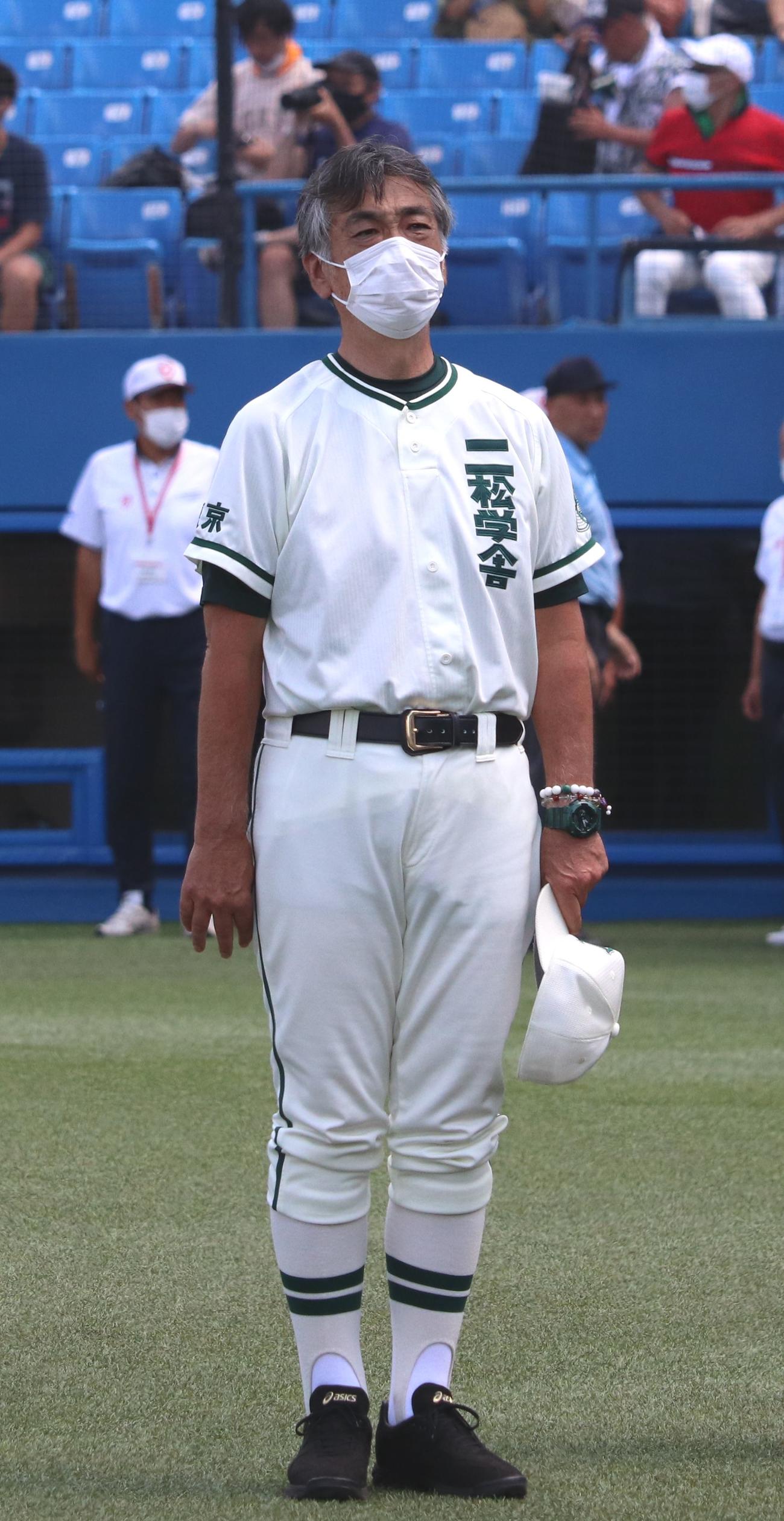 二松学舎大付対文京　試合後、スタンドにあいさつをする二松学舎大付・市原監督（撮影・保坂恭子）