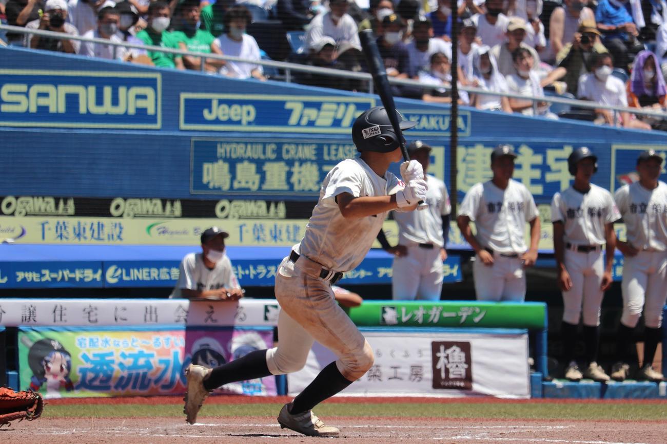 市船橋対拓大紅陵　同点で迎えた8回表、無死三塁から、勝ち越しの中越え適時打を放つ市船橋の大野（撮影・保坂淑子）