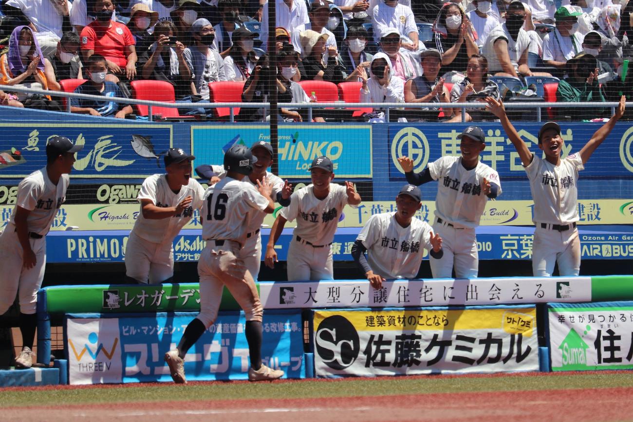 市船橋対拓大紅陵　勝ち越し打を放ち、篠崎大耀の適時内野安打でホームインし、ベンチの選手たちとハイタッチをする市船橋・大野（撮影・保坂淑子）