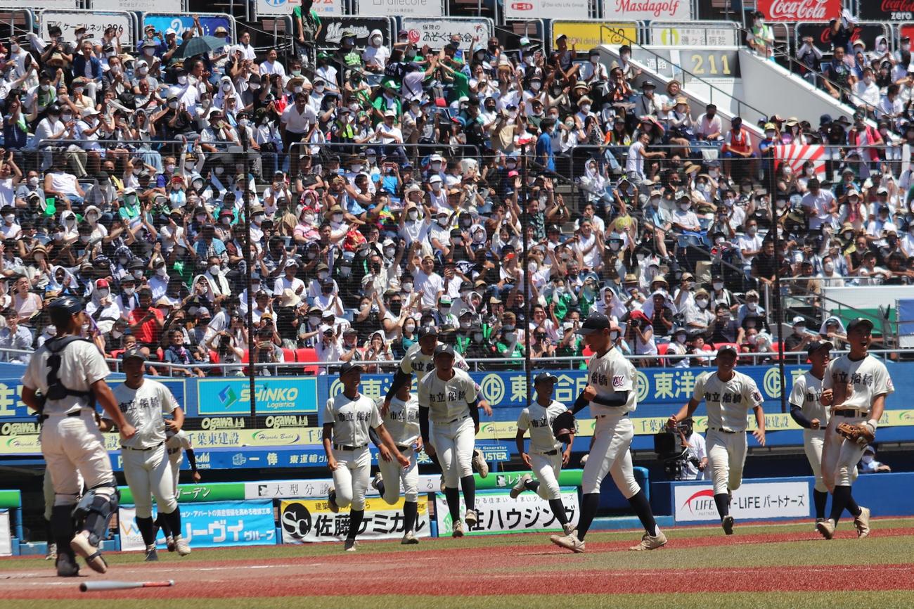 市船橋対拓大紅陵　決勝進出を決め、喜ぶ市船橋の選手たち（撮影・保坂淑子）