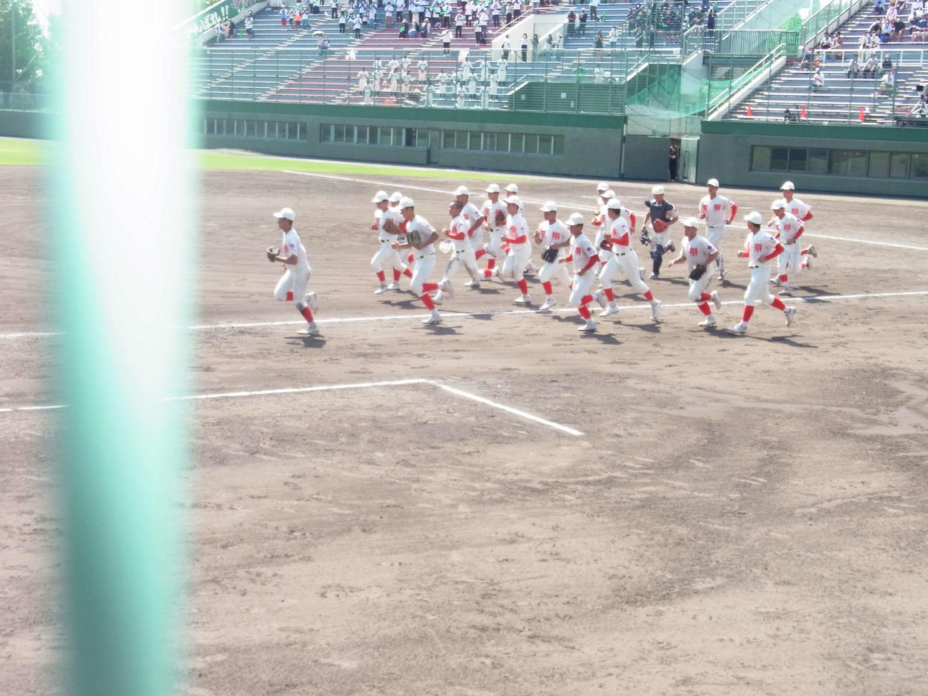 準々決勝で日高高中津分校を5回コールドで下し、スタンドにあいさつに向かう智弁和歌山ナイン（撮影・堀まどか）