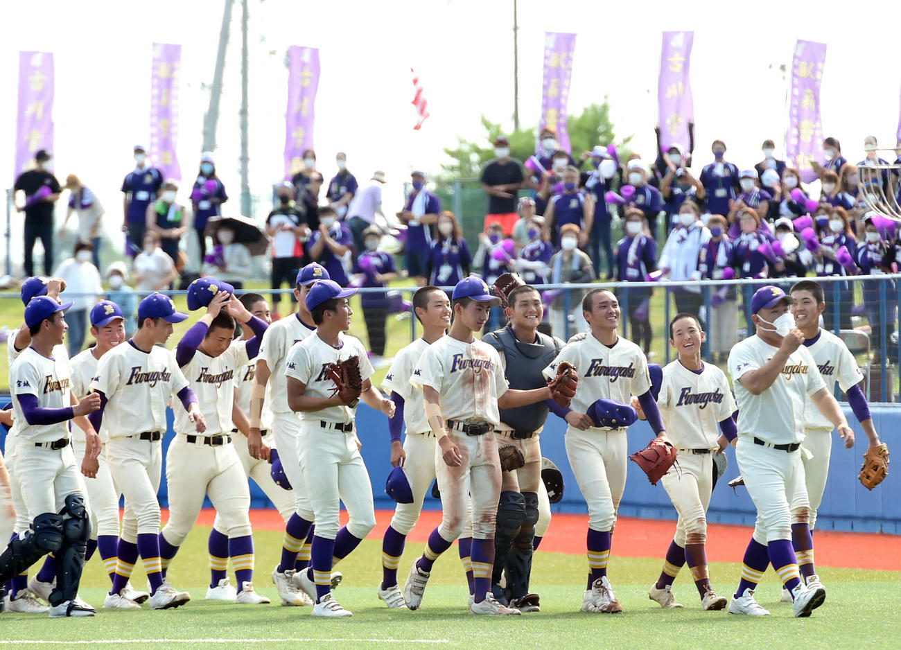 古川学園対東陵　2年連続の4強入りを喜ぶ古川学園ナイン（撮影・相沢孔志）