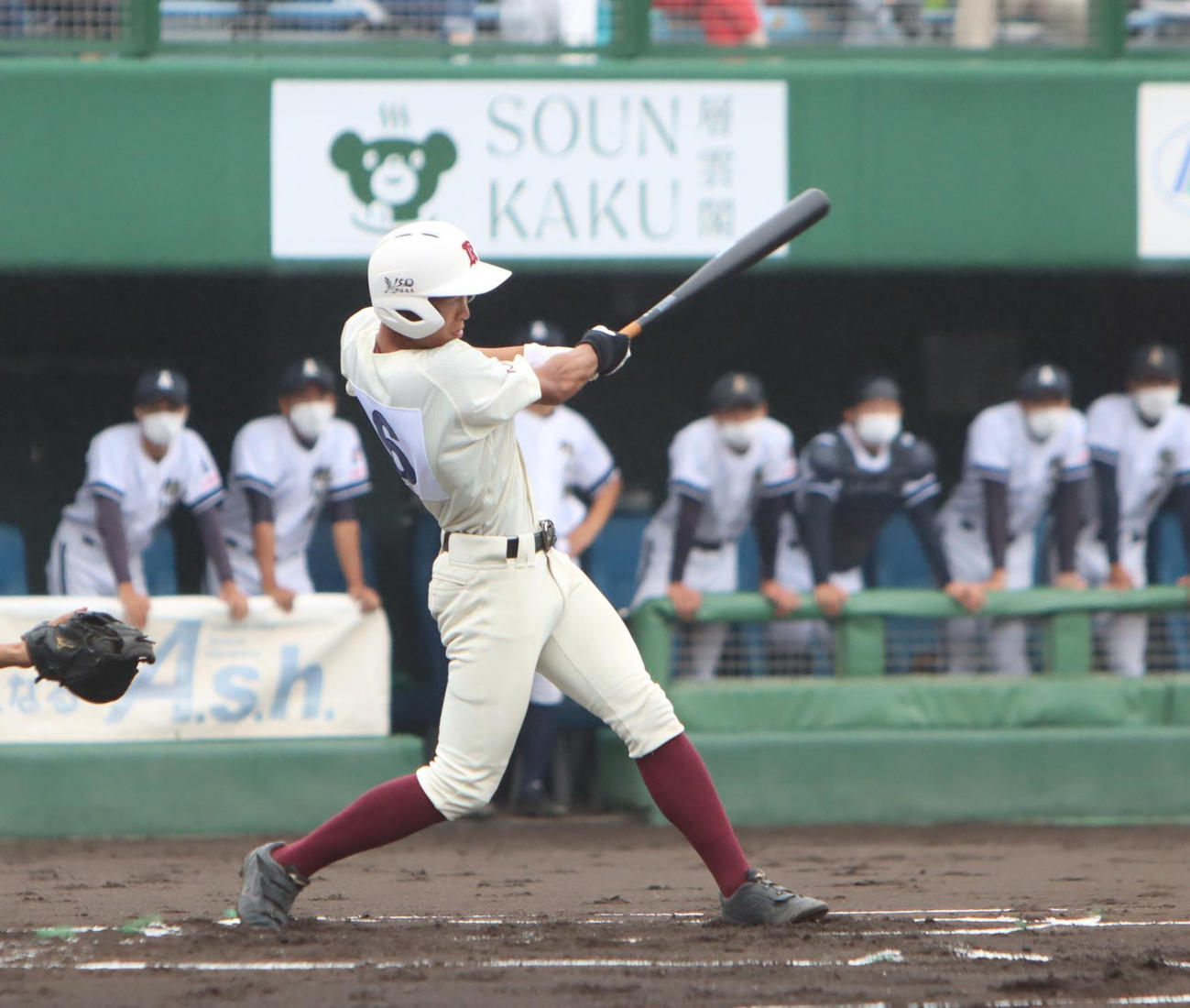 1回裏旭川大高、先制の左越え本塁打を放つ広川（撮影・奥村晶治）