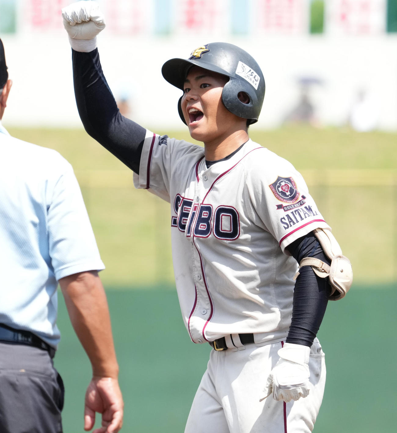 山村学園対聖望学園　4回裏聖望学園2死二、三塁、右前適時打を放ち、ガッツポーズを見せる岡部（撮影・菅敏）