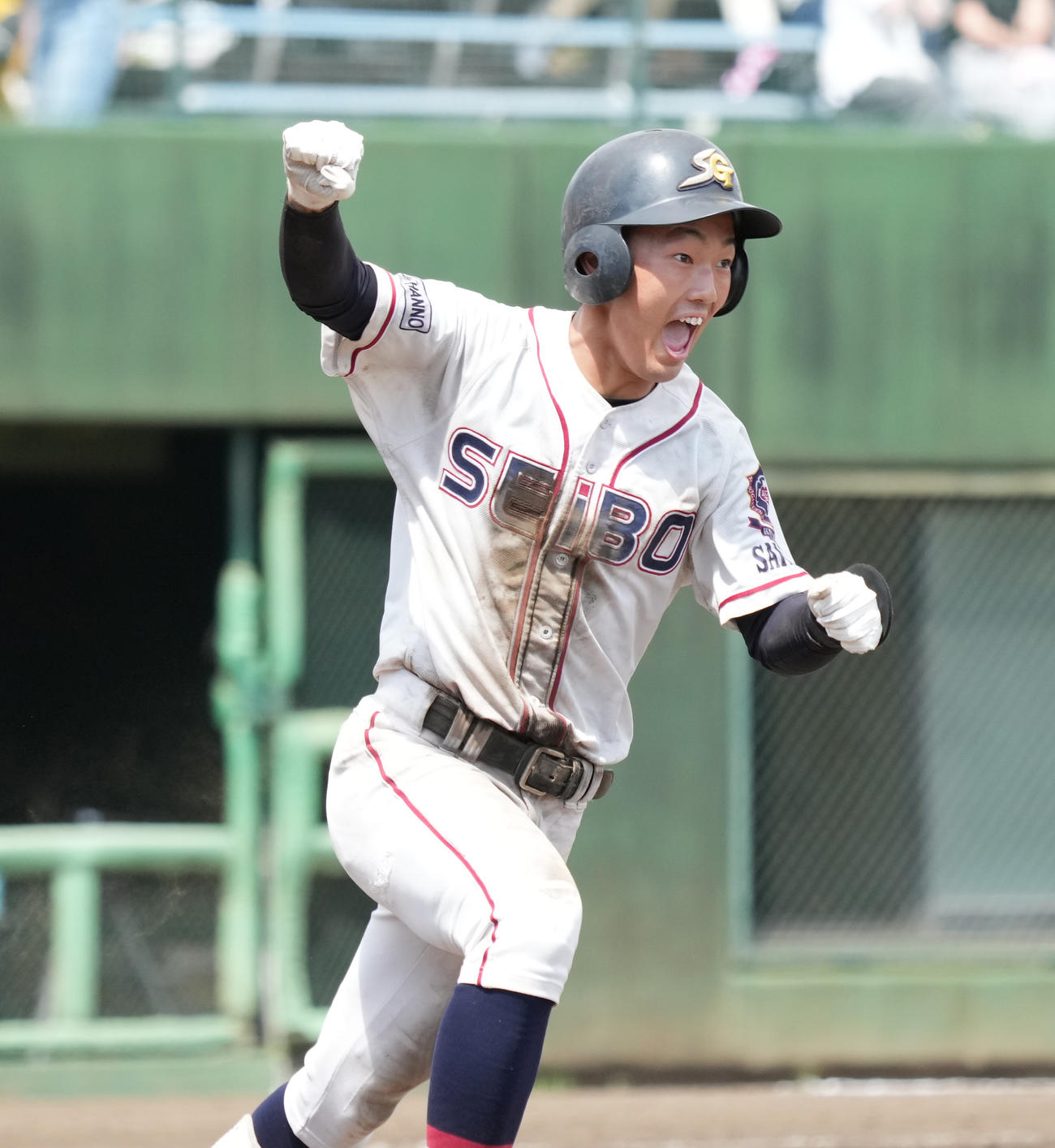 山村学園対聖望学園　4回裏聖望学園2死一、三塁、右前に適時打を放ち、ガッツポーズを見せる大橋（撮影・菅敏）