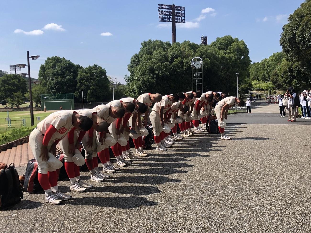 応援にかけつけた保護者に挨拶する智弁学園のメンバー（撮影・益子浩一）2022年7月24日、佐藤薬品スタジアム