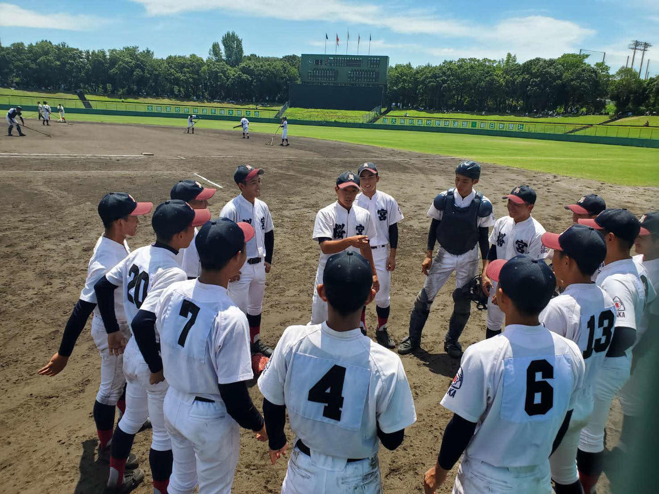 桜宮ナインは6回表開始前に円陣を組んでお互いを鼓舞した