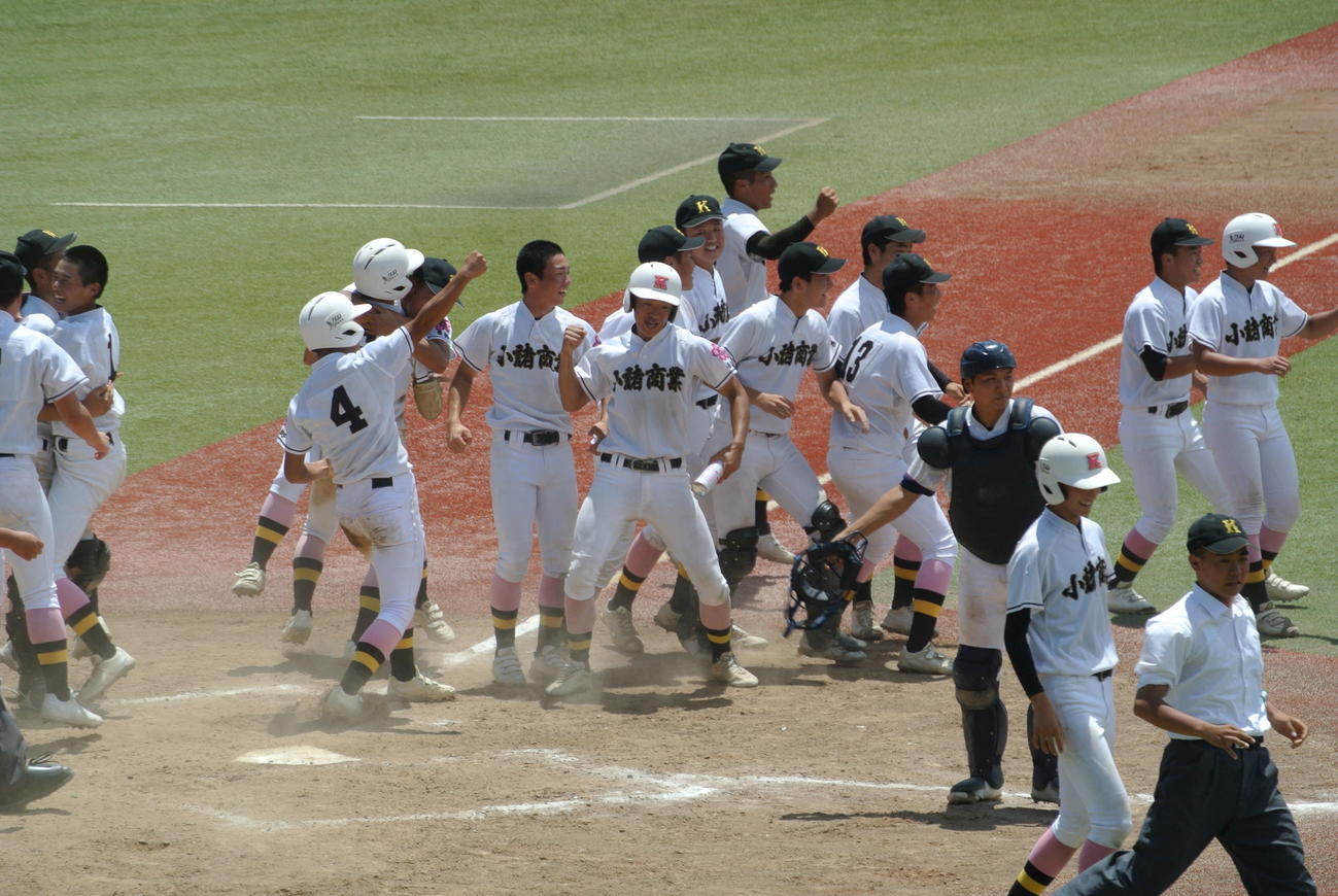 岡谷南対小諸商　9回裏小諸商2死一、二塁、浅沼のサヨナラ打で劇的勝利し、喜びに沸く小諸商の選手たち
