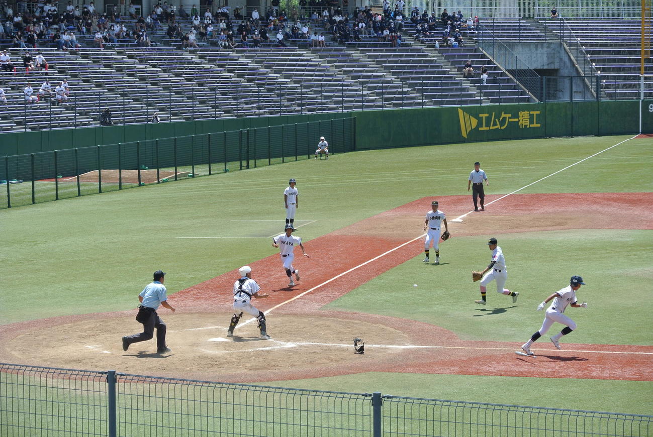 岡谷南対小諸商　同点の9回表1死三塁、小口太一外野手（3年）はスクイズを試みるも、小諸商の浅沼駿亮投手（2年）がグラブトスして三塁走者保科陽輝外野手（2年）をアウトにする