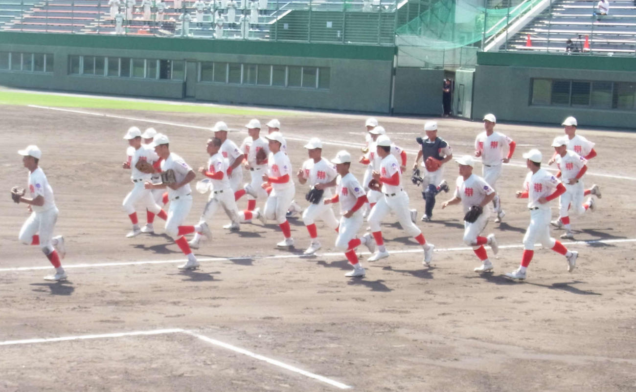 準々決勝で日高高中津分校を5回コールドで下し、スタンドにあいさつに向かう智弁和歌山ナイン（撮影・堀まどか）