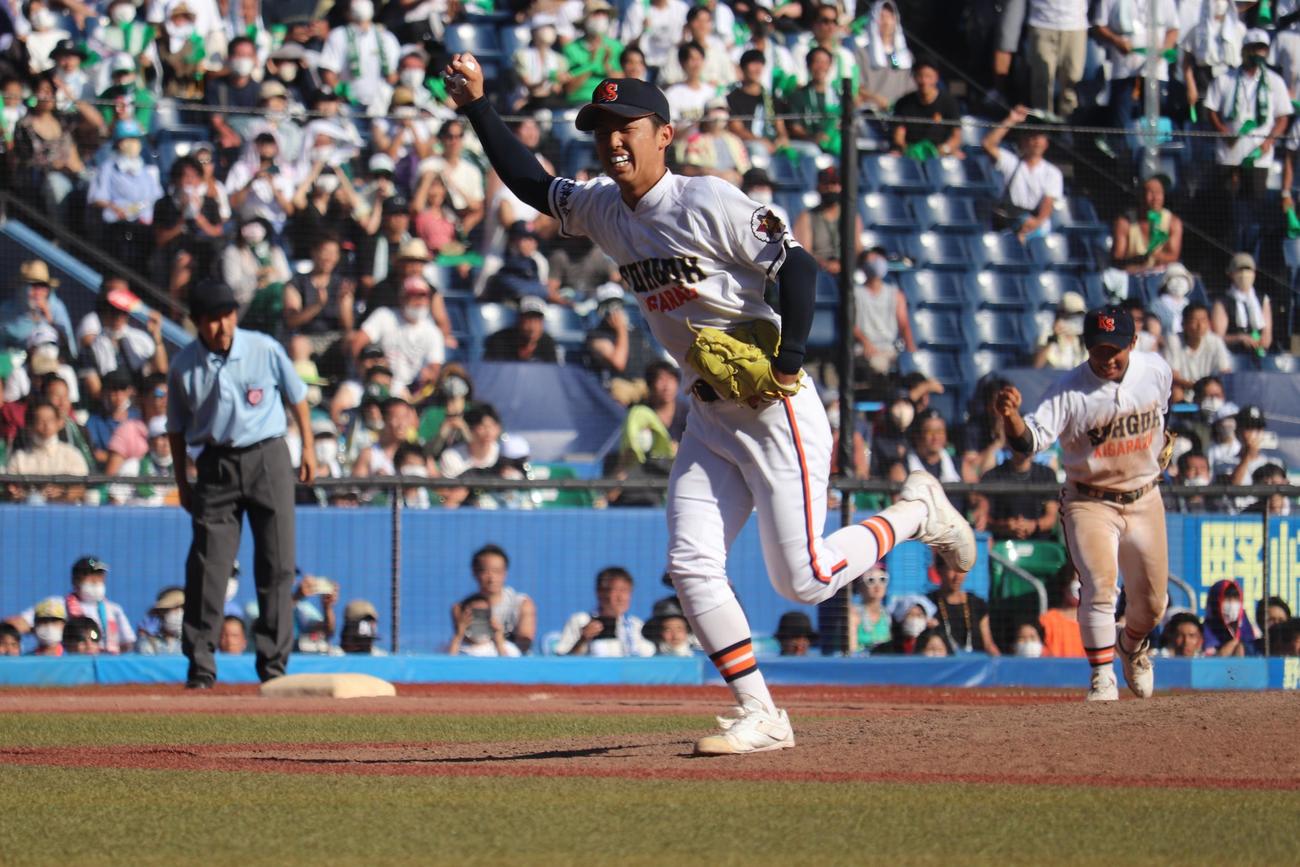 専大松戸対木更津総合　ゲームセットの瞬間、マウンドで大きくガッツポーズを見せる木更津総合エースの越井（撮影・保坂淑子）